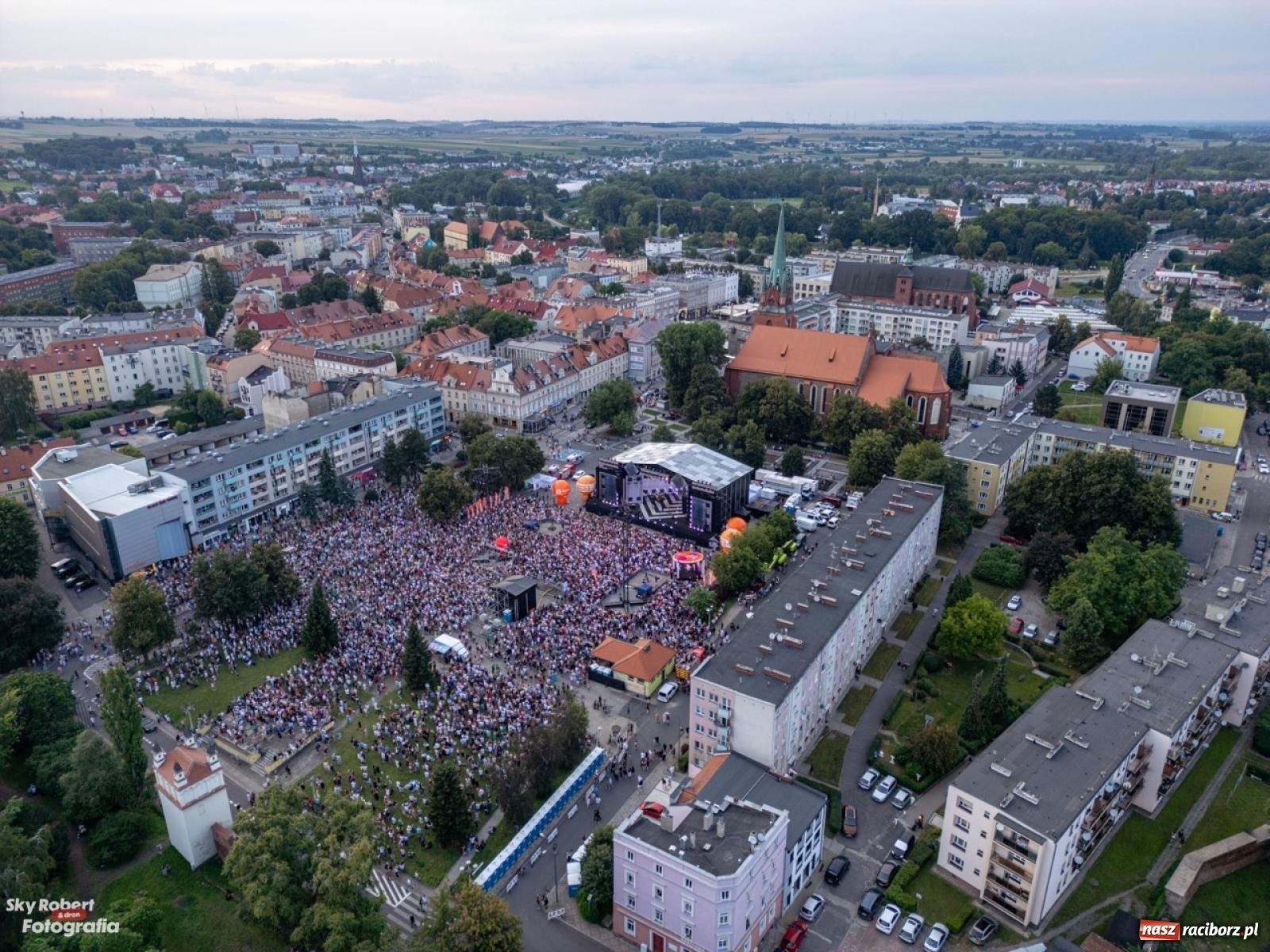 Zdjęcie w galerii na portalu naszraciborz.pl: Koncert TVP na placu Długosza okiem drona [FOTO] wiadomości z regionu
