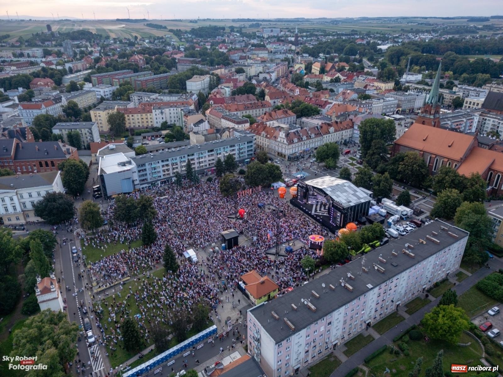 Zdjęcie w galerii na portalu naszraciborz.pl: Koncert TVP na placu Długosza okiem drona [FOTO] wiadomości z regionu