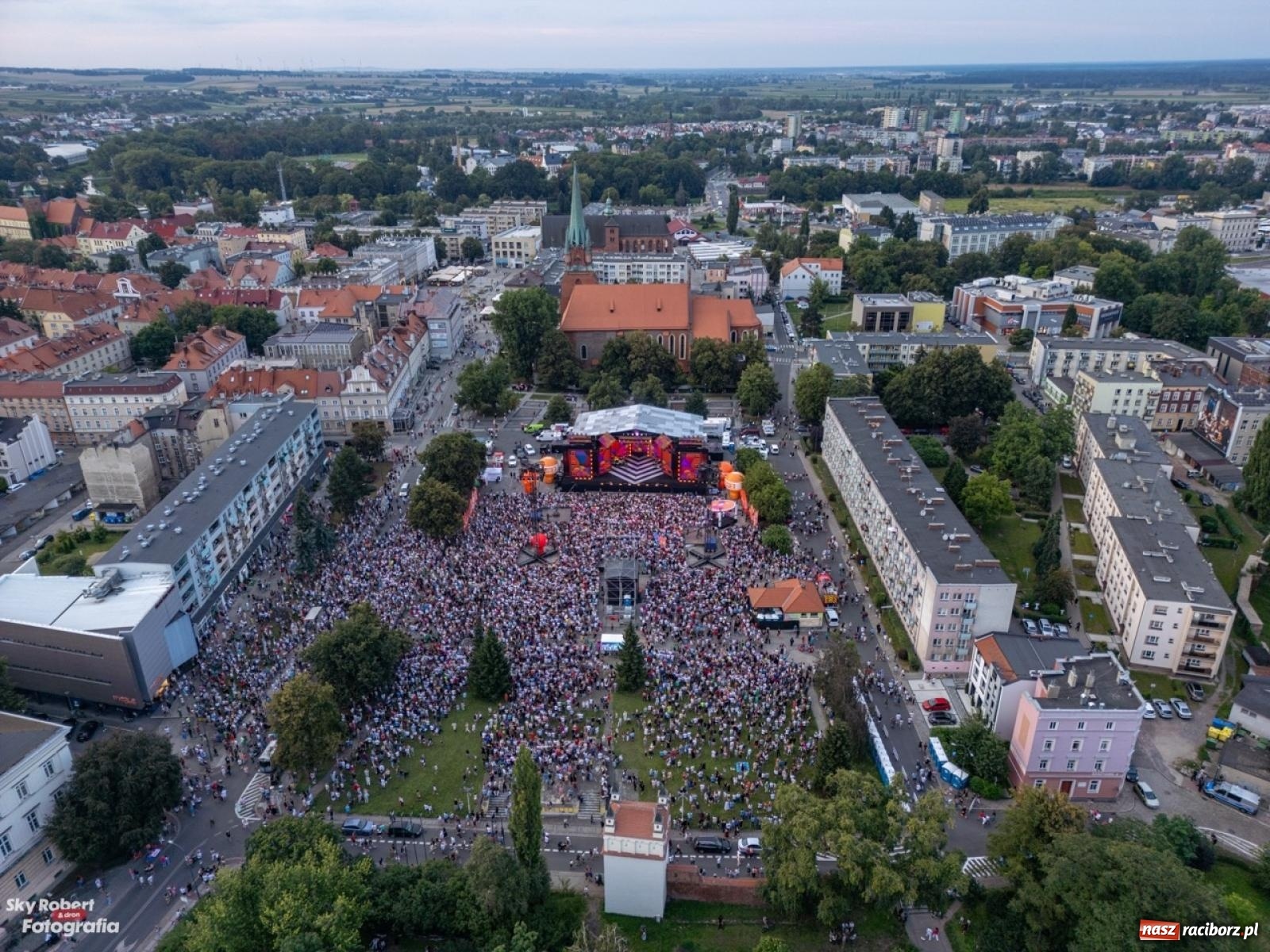 Zdjęcie w galerii na portalu naszraciborz.pl: Koncert TVP na placu Długosza okiem drona [FOTO] wiadomości z regionu