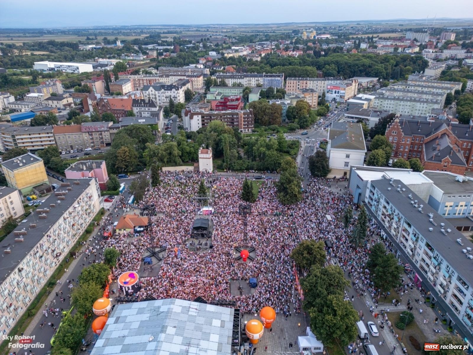 Zdjęcie w galerii na portalu naszraciborz.pl: Koncert TVP na placu Długosza okiem drona [FOTO] wiadomości z regionu