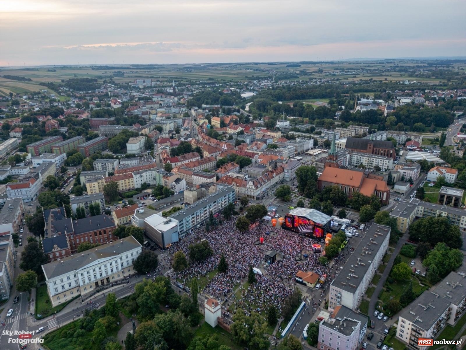 Zdjęcie w galerii na portalu naszraciborz.pl: Koncert TVP na placu Długosza okiem drona [FOTO] wiadomości z regionu