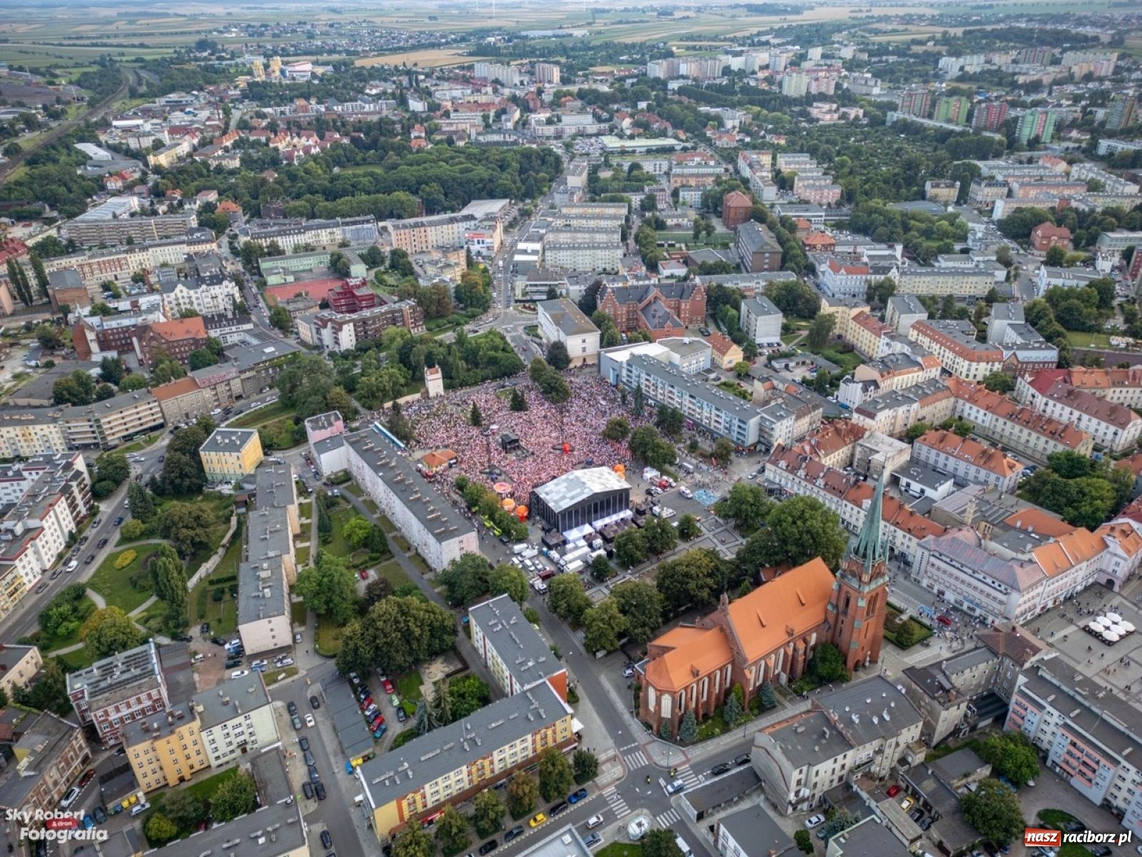 Zdjęcie w galerii na portalu naszraciborz.pl: Koncert TVP na placu Długosza okiem drona [FOTO] wiadomości z regionu