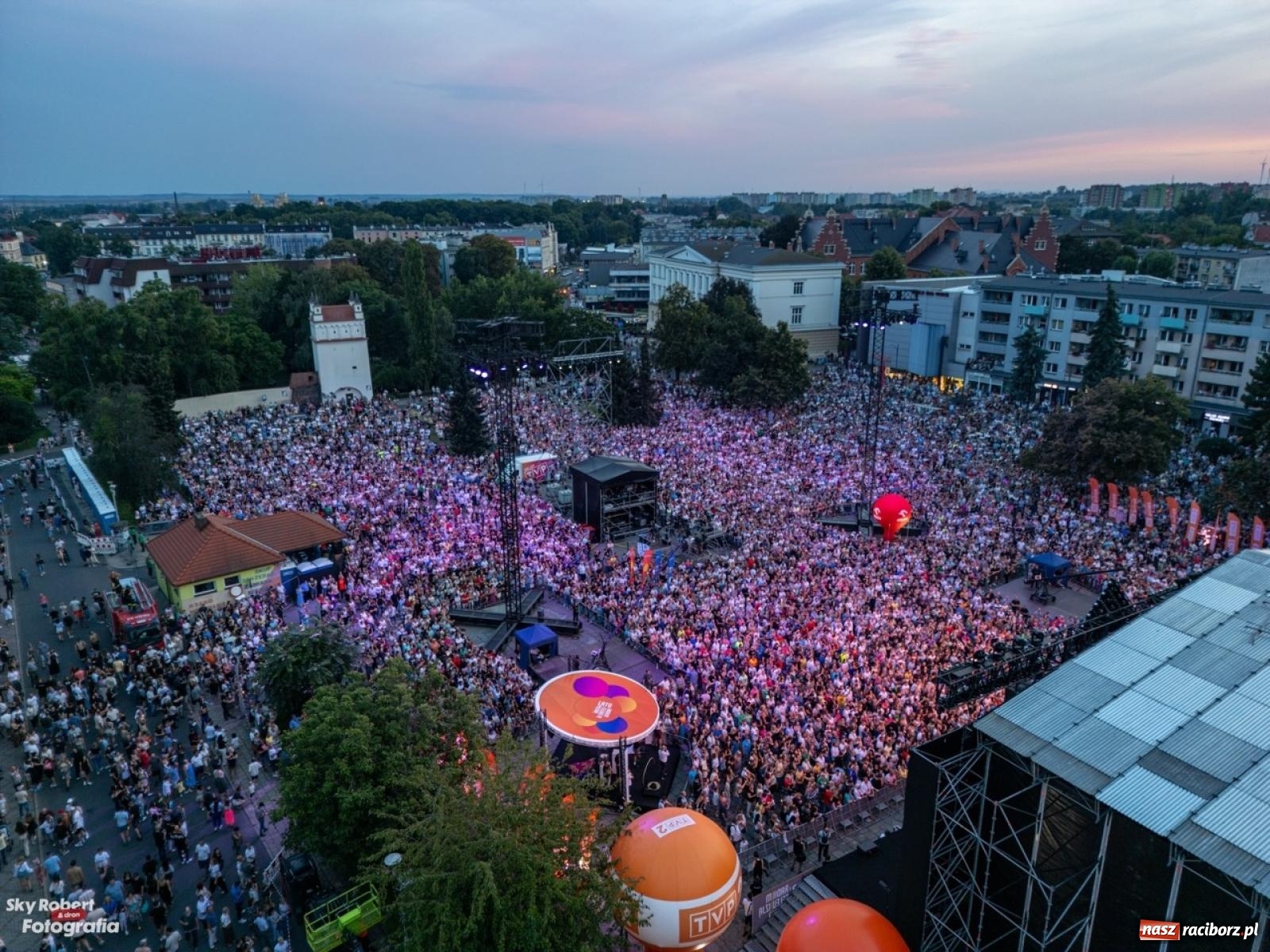 Zdjęcie w galerii na portalu naszraciborz.pl: Koncert TVP na placu Długosza okiem drona [FOTO] wiadomości z regionu