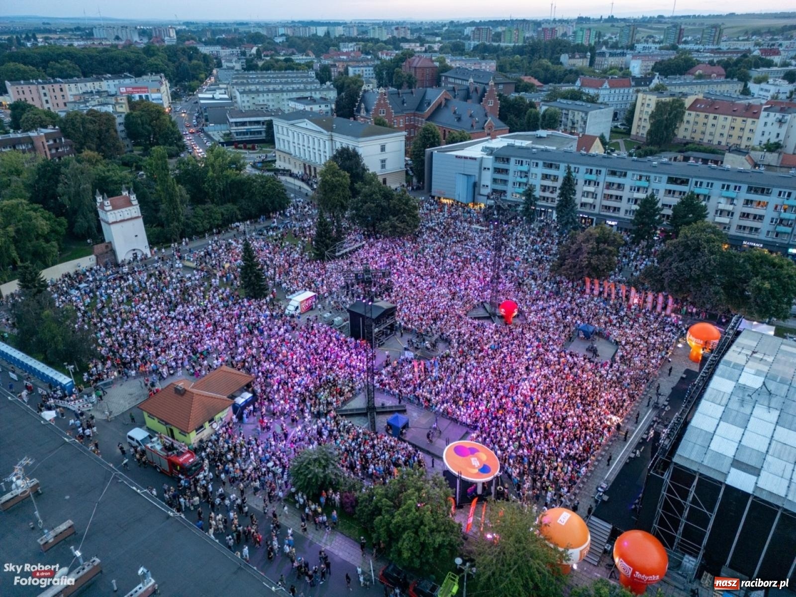 Zdjęcie w galerii na portalu naszraciborz.pl: Koncert TVP na placu Długosza okiem drona [FOTO] wiadomości z regionu