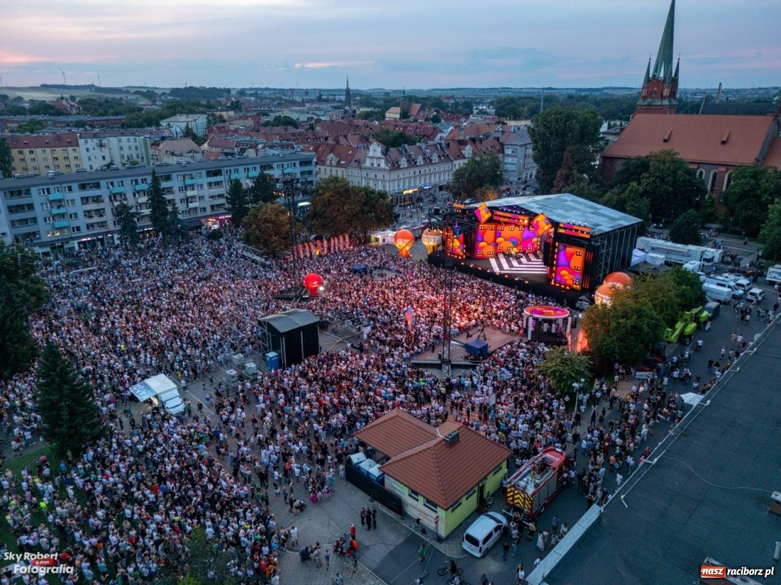 Zdjęcie w galerii na portalu naszraciborz.pl: Koncert TVP na placu Długosza okiem drona [FOTO] wiadomości z regionu