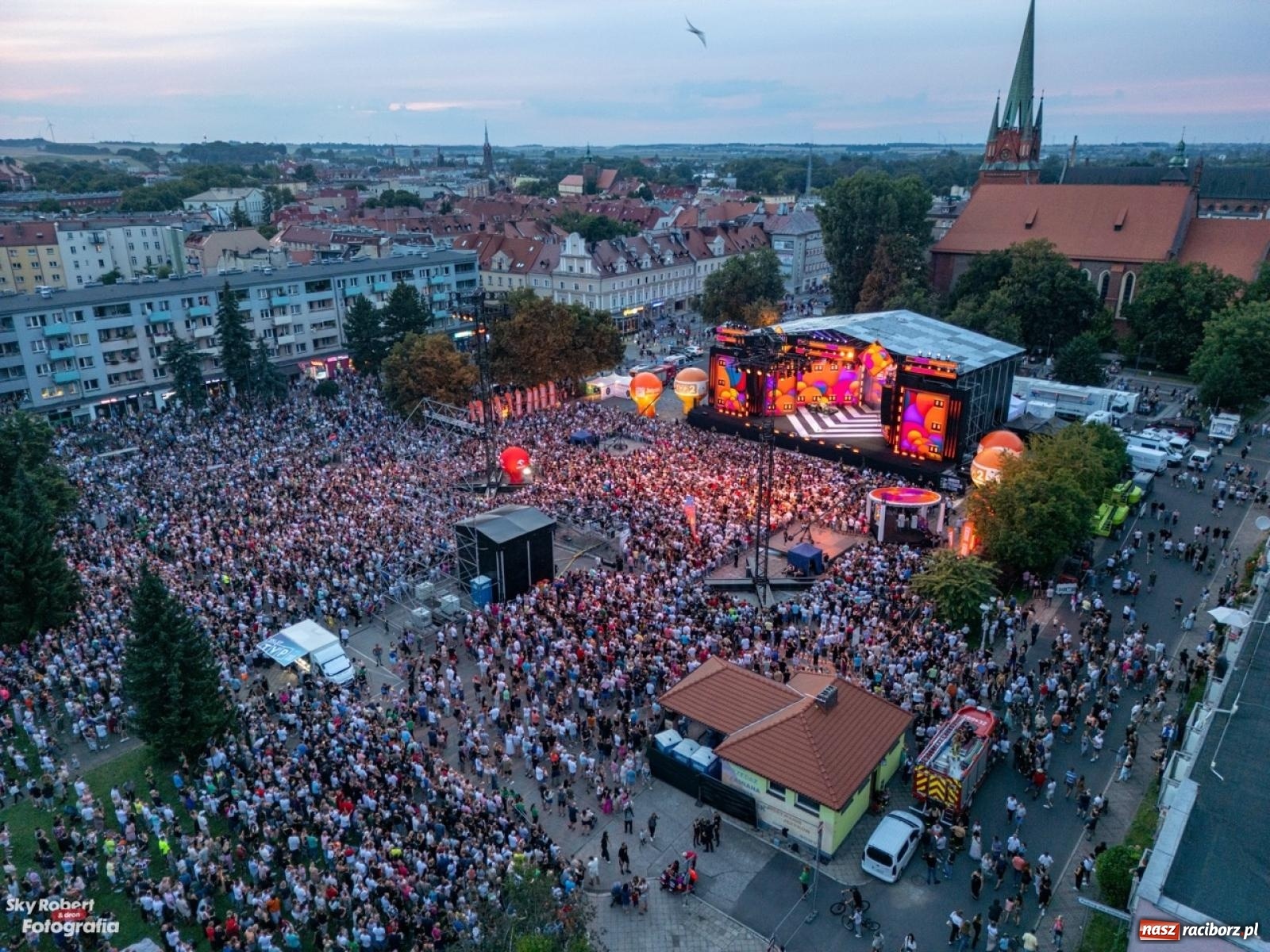 Zdjęcie w galerii na portalu naszraciborz.pl: Koncert TVP na placu Długosza okiem drona [FOTO] wiadomości z regionu