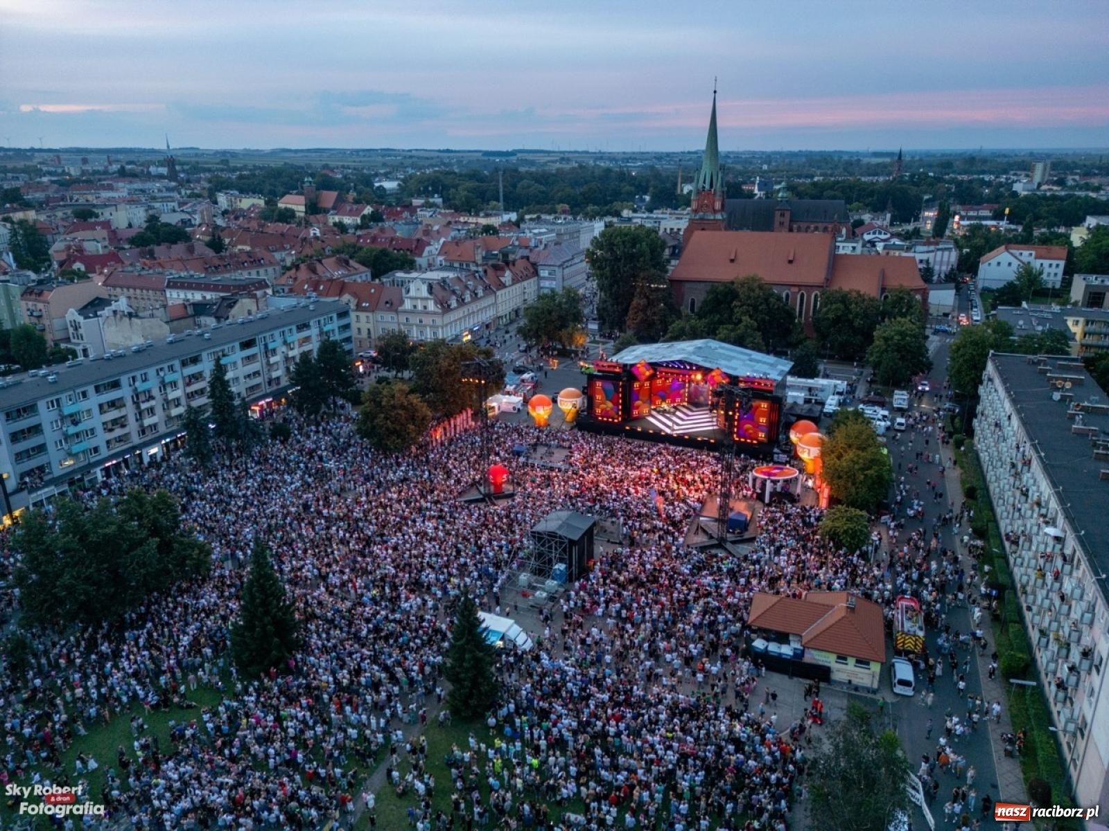 Zdjęcie w galerii na portalu naszraciborz.pl: Koncert TVP na placu Długosza okiem drona [FOTO] wiadomości z regionu
