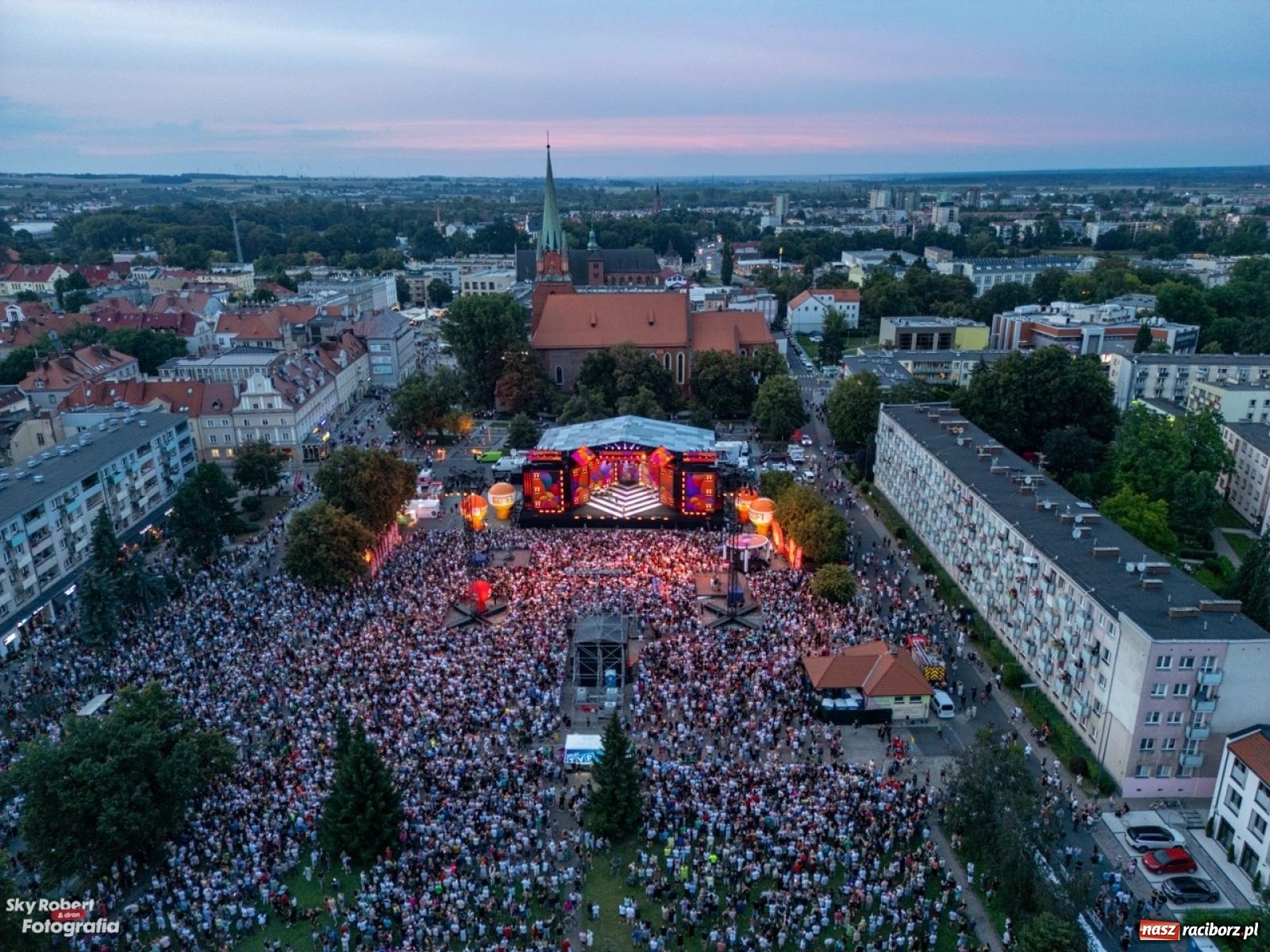 Zdjęcie w galerii na portalu naszraciborz.pl: Koncert TVP na placu Długosza okiem drona [FOTO] wiadomości z regionu