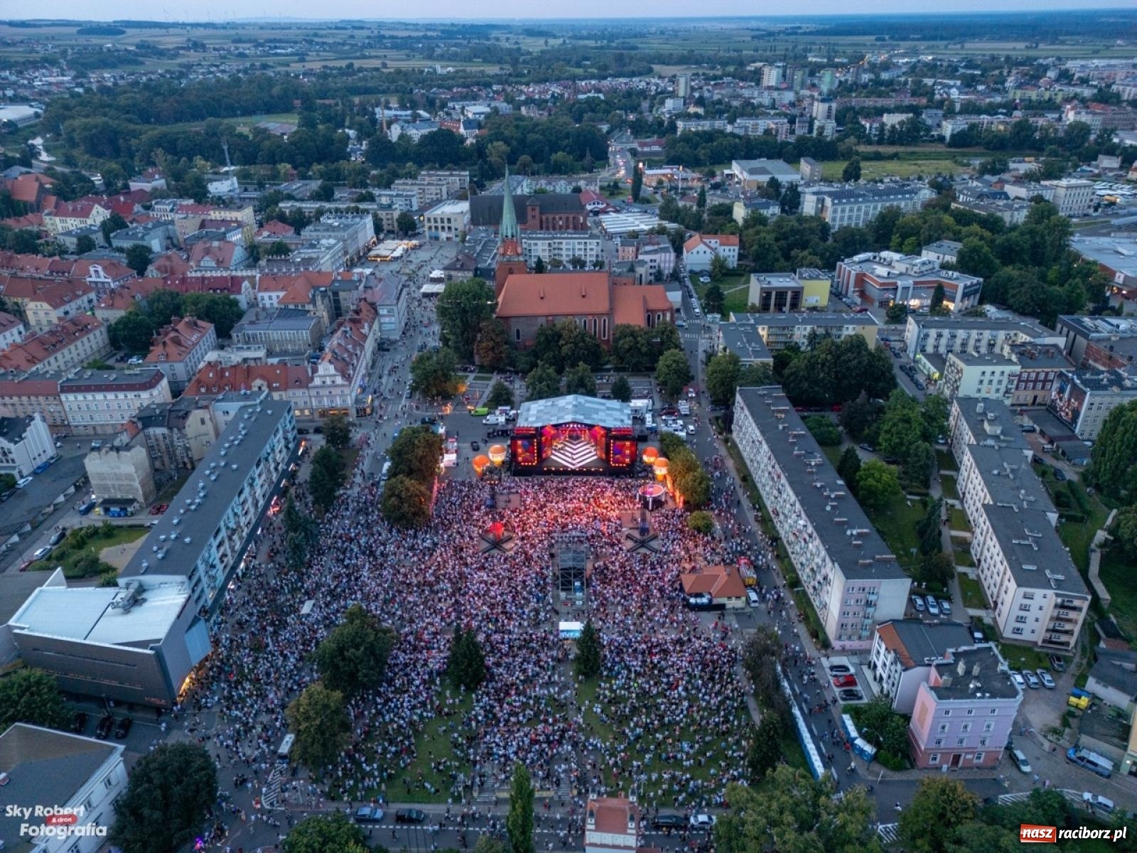 Zdjęcie w galerii na portalu naszraciborz.pl: Koncert TVP na placu Długosza okiem drona [FOTO] wiadomości z regionu