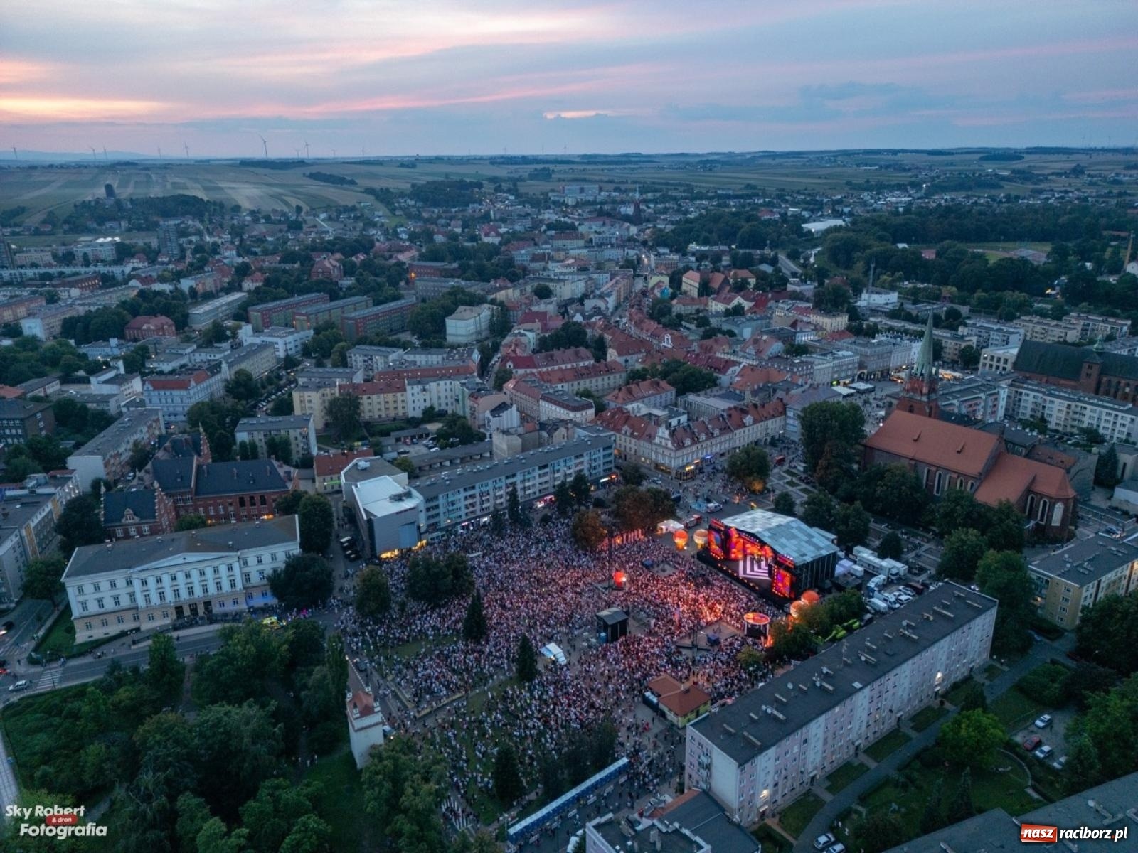 Zdjęcie w galerii na portalu naszraciborz.pl: Koncert TVP na placu Długosza okiem drona [FOTO] wiadomości z regionu
