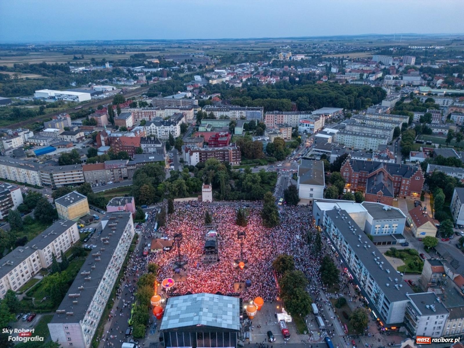 Zdjęcie w galerii na portalu naszraciborz.pl: Koncert TVP na placu Długosza okiem drona [FOTO] wiadomości z regionu