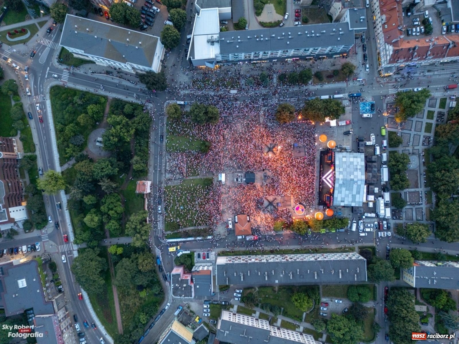 Zdjęcie w galerii na portalu naszraciborz.pl: Koncert TVP na placu Długosza okiem drona [FOTO] wiadomości z regionu