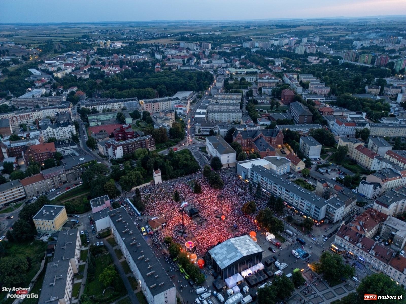 Zdjęcie w galerii na portalu naszraciborz.pl: Koncert TVP na placu Długosza okiem drona [FOTO] wiadomości z regionu
