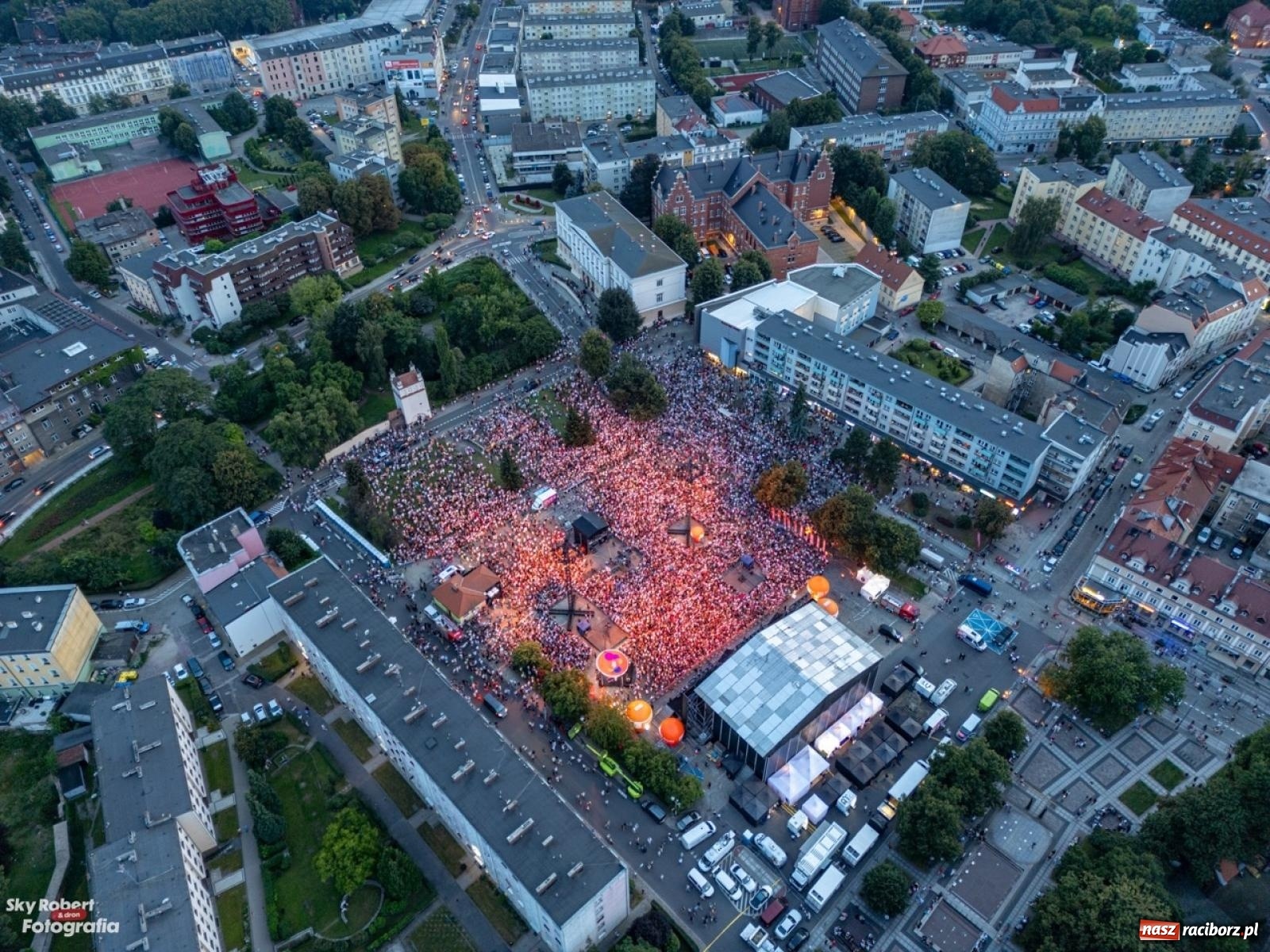 Zdjęcie w galerii na portalu naszraciborz.pl: Koncert TVP na placu Długosza okiem drona [FOTO] wiadomości z regionu
