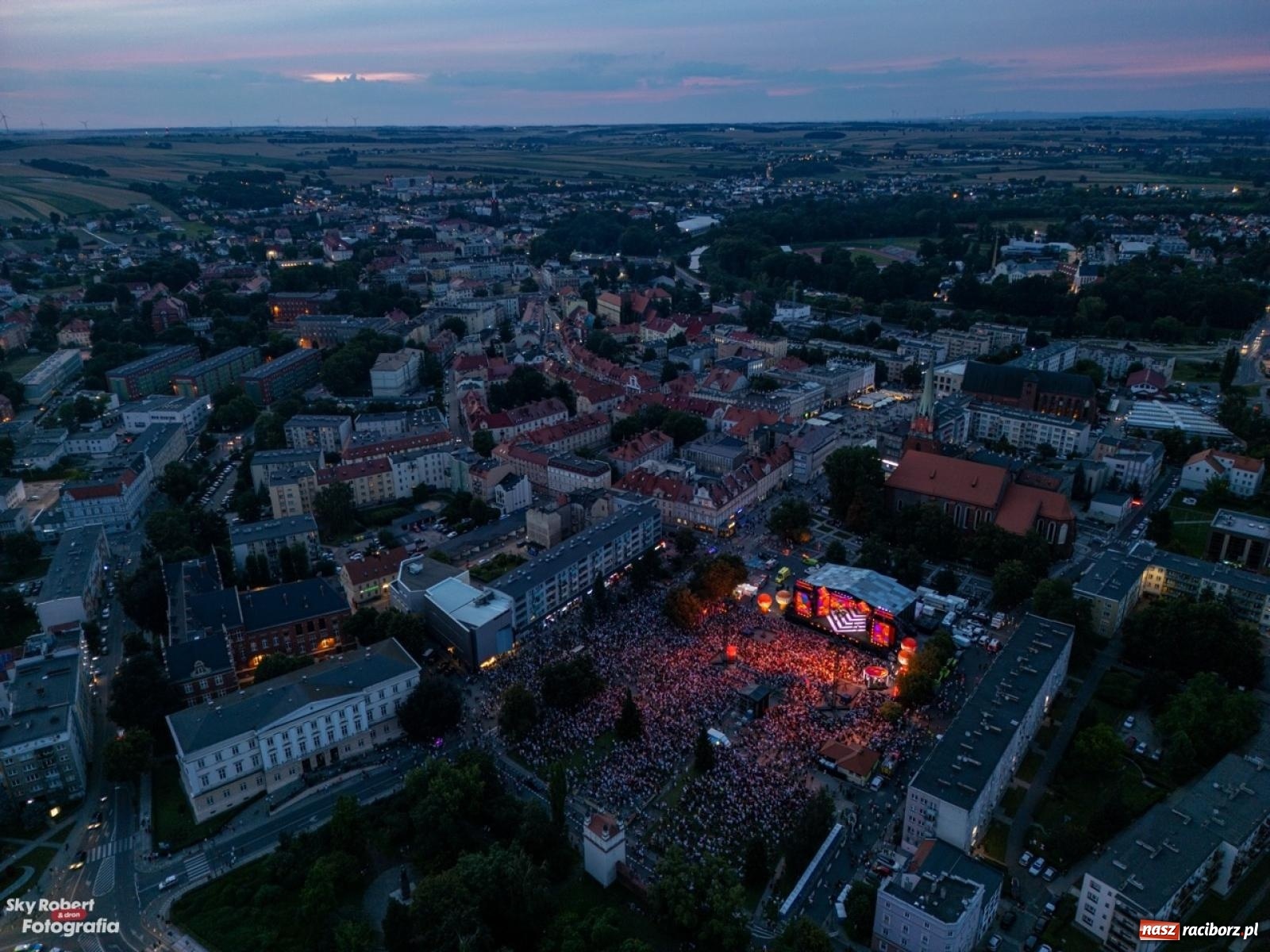 Zdjęcie w galerii na portalu naszraciborz.pl: Koncert TVP na placu Długosza okiem drona [FOTO] wiadomości z regionu