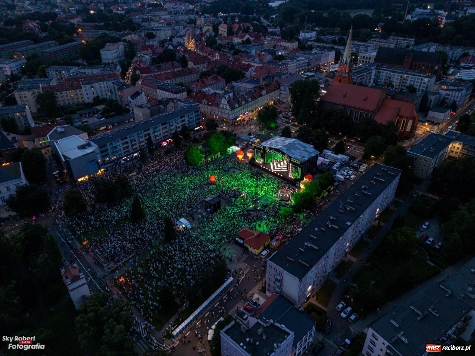 Zdjęcie w galerii na portalu naszraciborz.pl: Koncert TVP na placu Długosza okiem drona [FOTO] wiadomości z regionu