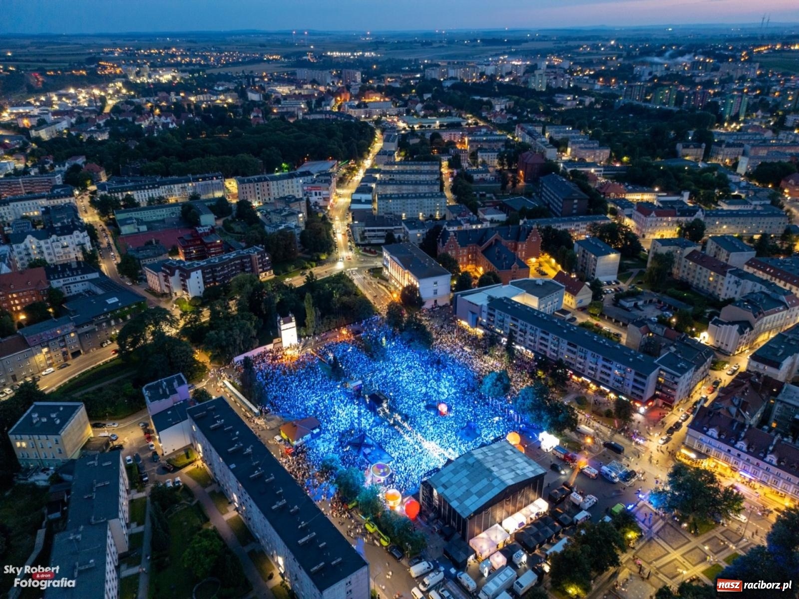 Zdjęcie w galerii na portalu naszraciborz.pl: Koncert TVP na placu Długosza okiem drona [FOTO] wiadomości z regionu