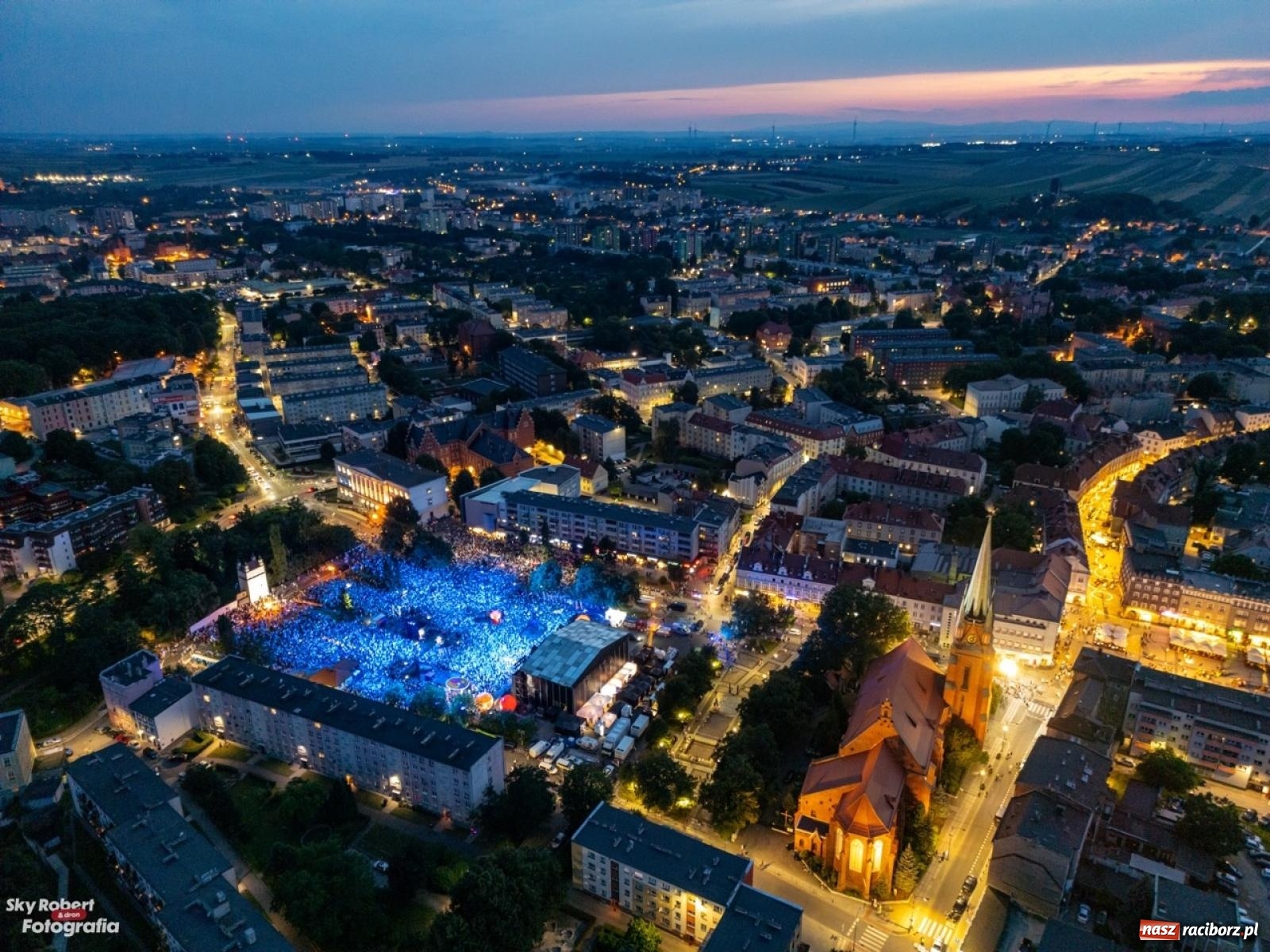 Zdjęcie w galerii na portalu naszraciborz.pl: Koncert TVP na placu Długosza okiem drona [FOTO] wiadomości z regionu