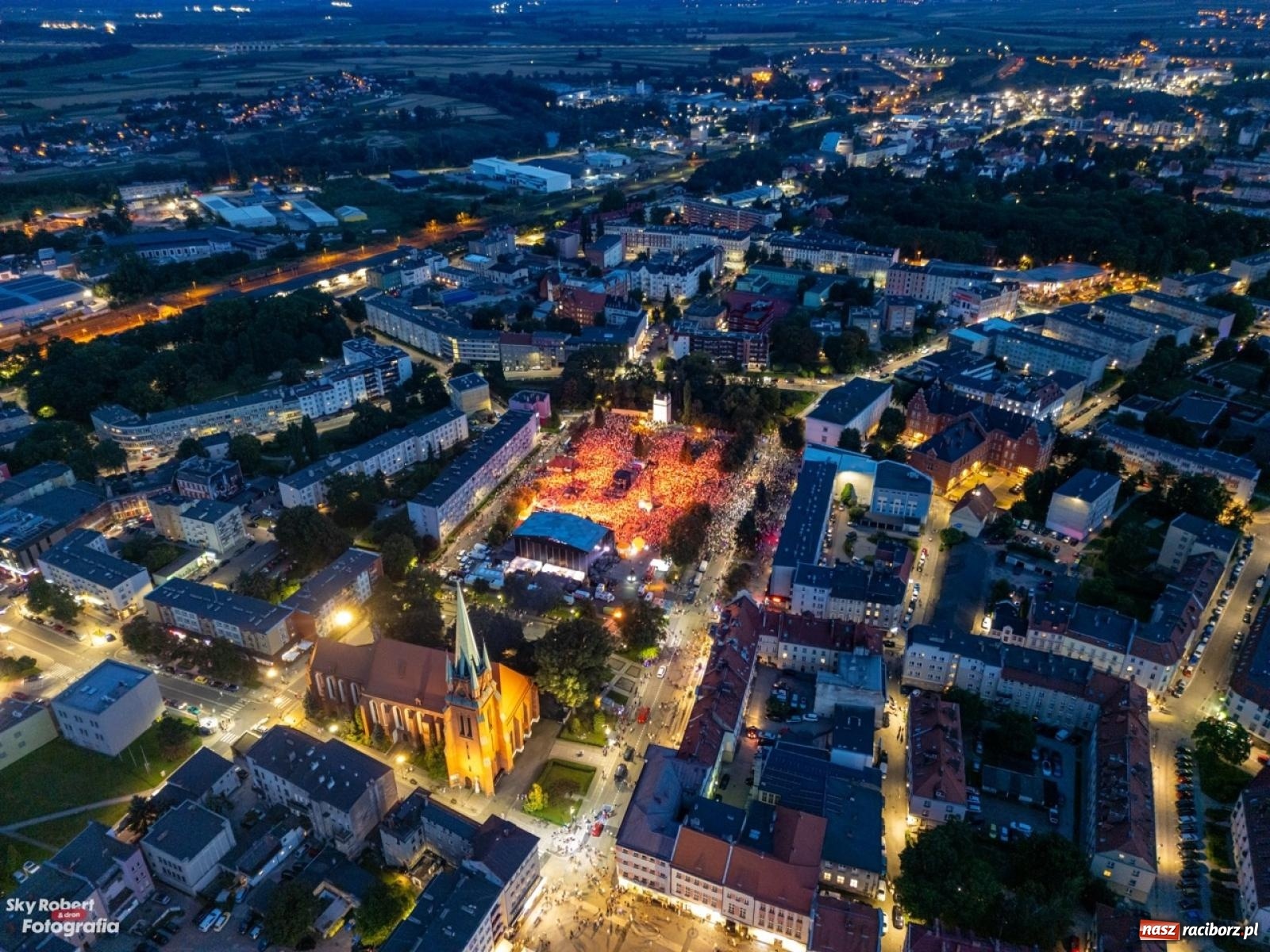 Zdjęcie w galerii na portalu naszraciborz.pl: Koncert TVP na placu Długosza okiem drona [FOTO] wiadomości z regionu