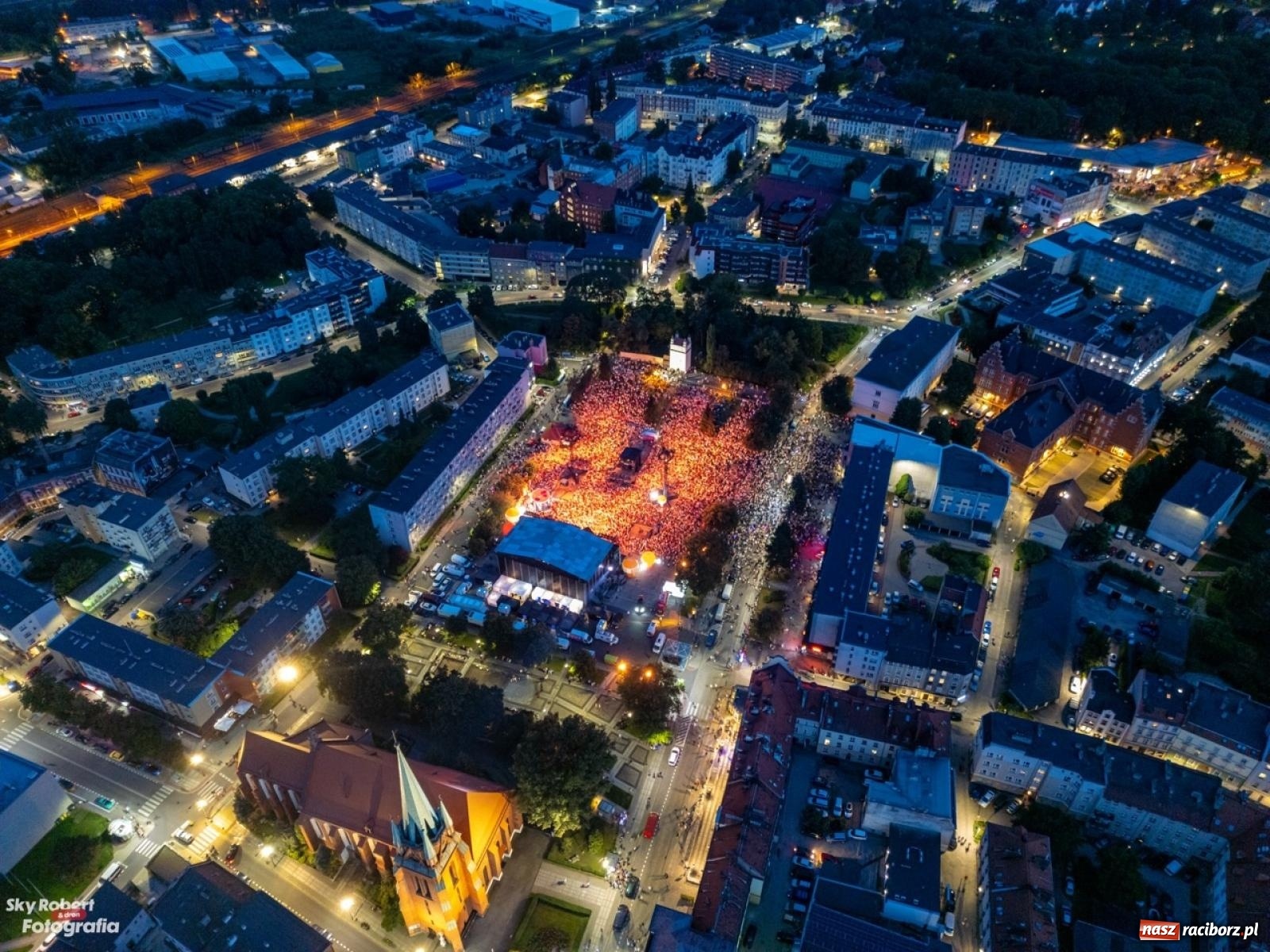 Zdjęcie w galerii na portalu naszraciborz.pl: Koncert TVP na placu Długosza okiem drona [FOTO] wiadomości z regionu