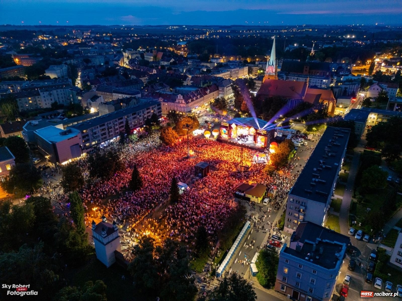 Zdjęcie w galerii na portalu naszraciborz.pl: Koncert TVP na placu Długosza okiem drona [FOTO] wiadomości z regionu