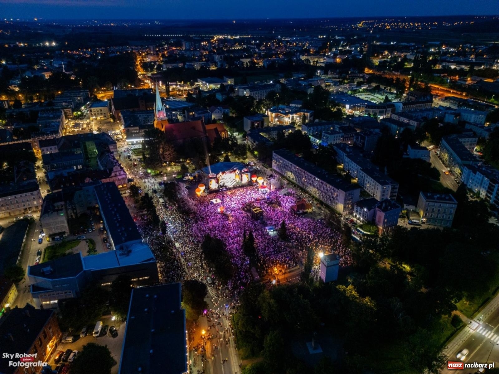Zdjęcie w galerii na portalu naszraciborz.pl: Koncert TVP na placu Długosza okiem drona [FOTO] wiadomości z regionu