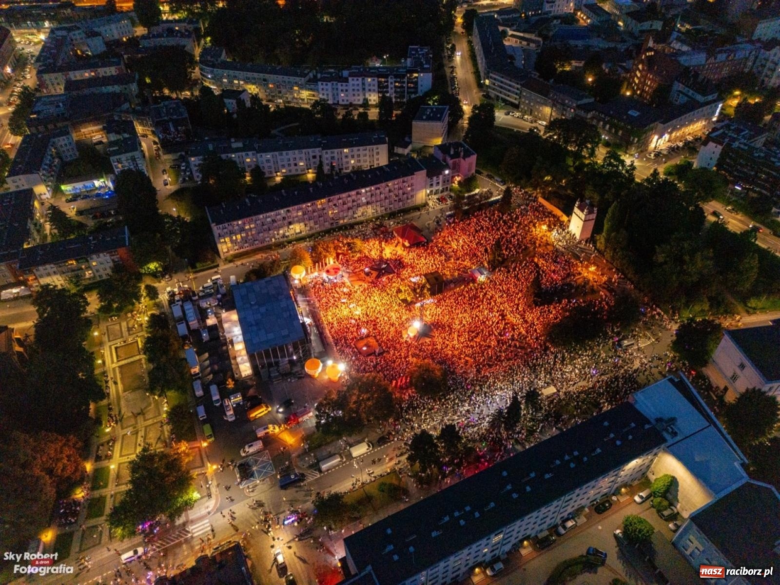 Zdjęcie w galerii na portalu naszraciborz.pl: Koncert TVP na placu Długosza okiem drona [FOTO] wiadomości z regionu