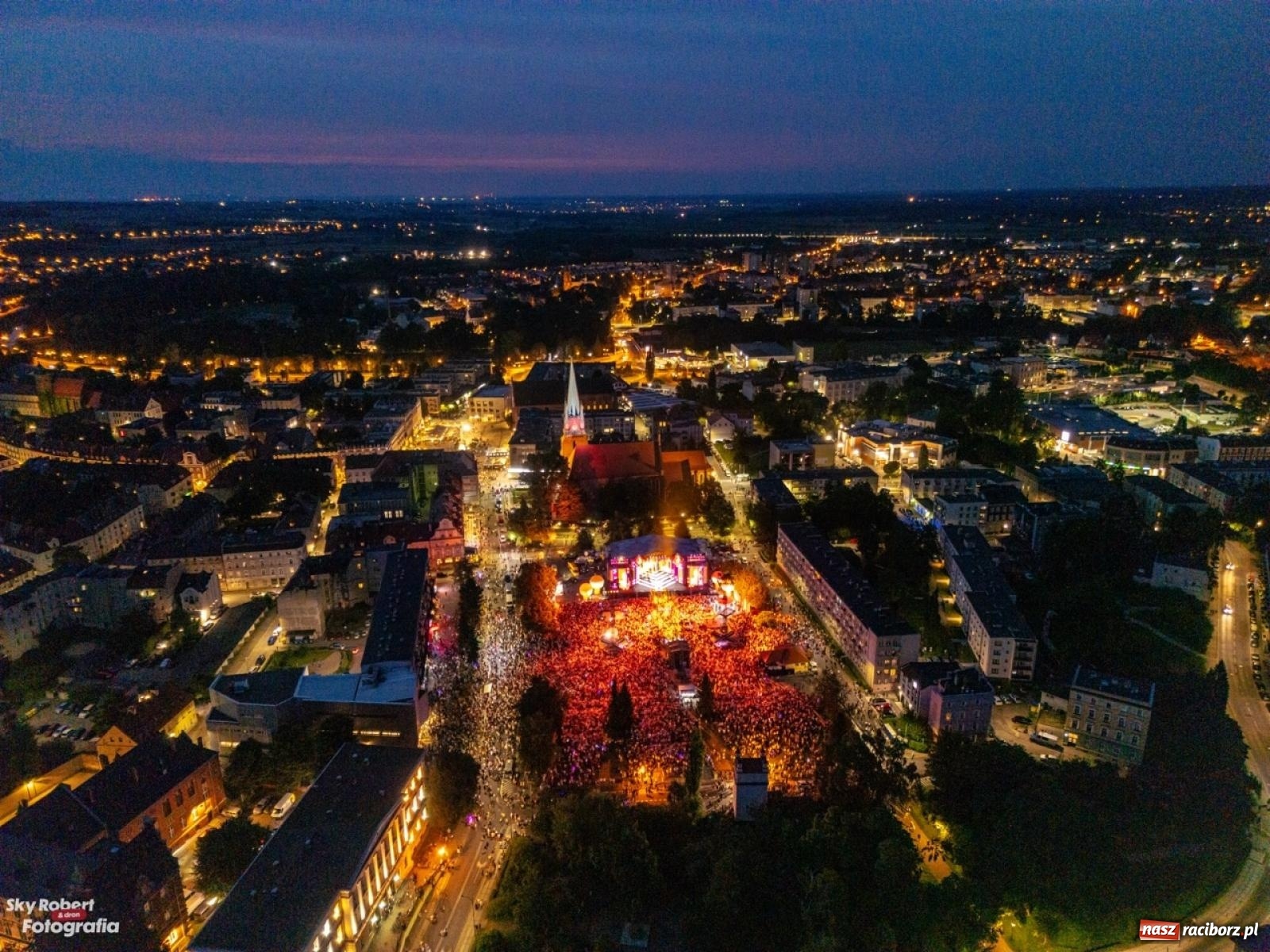 Zdjęcie w galerii na portalu naszraciborz.pl: Koncert TVP na placu Długosza okiem drona [FOTO] wiadomości z regionu