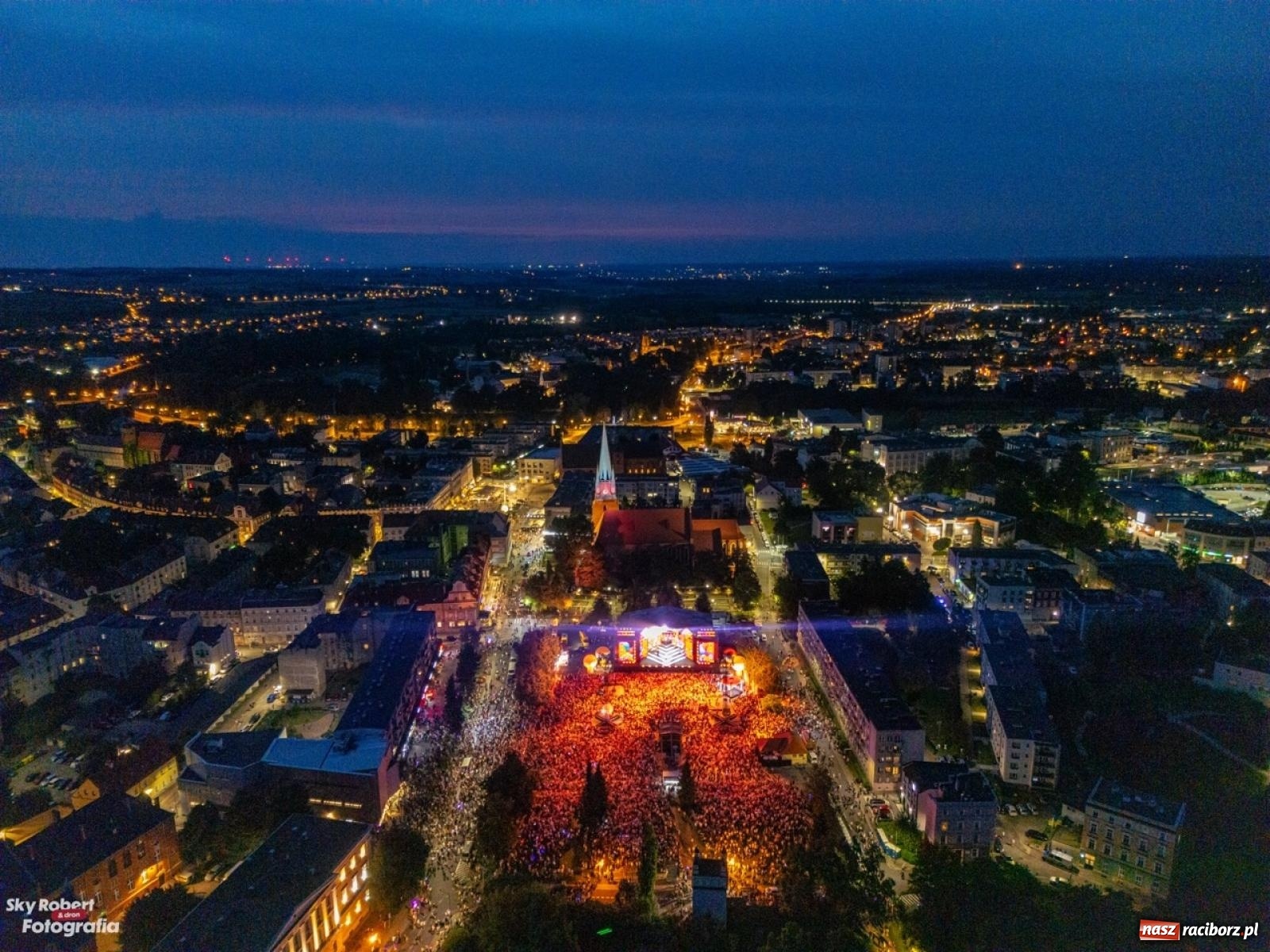 Zdjęcie w galerii na portalu naszraciborz.pl: Koncert TVP na placu Długosza okiem drona [FOTO] wiadomości z regionu