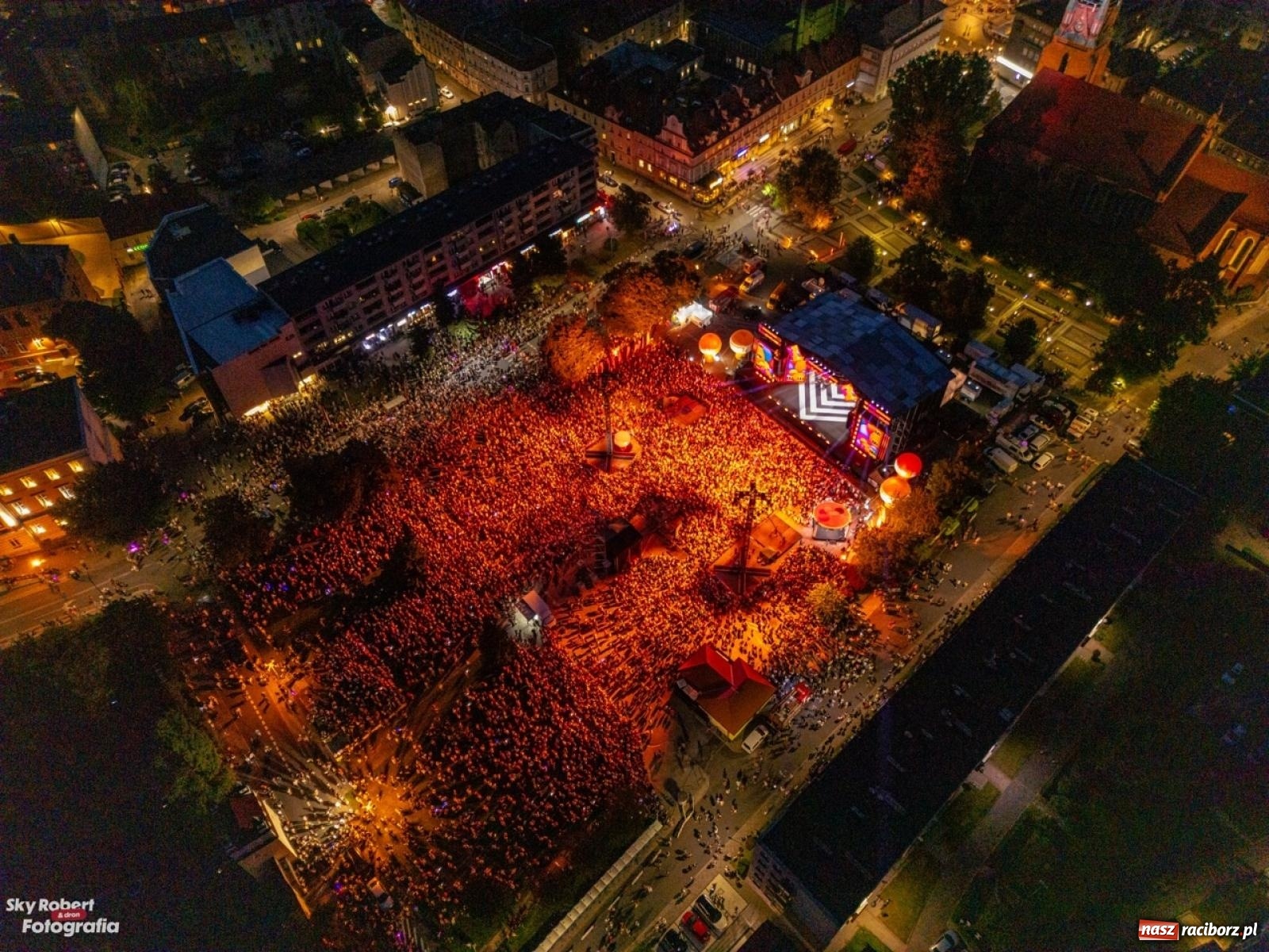 Zdjęcie w galerii na portalu naszraciborz.pl: Koncert TVP na placu Długosza okiem drona [FOTO] wiadomości z regionu