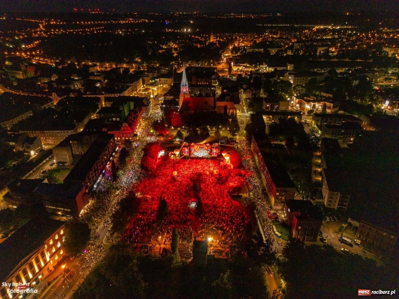 Zdjęcie w galerii na portalu naszraciborz.pl: Koncert TVP na placu Długosza okiem drona [FOTO] wiadomości z regionu