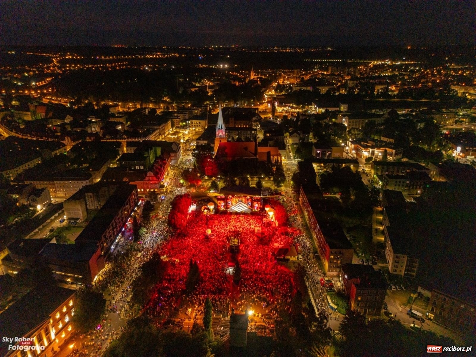 Zdjęcie w galerii na portalu naszraciborz.pl: Koncert TVP na placu Długosza okiem drona [FOTO] wiadomości z regionu