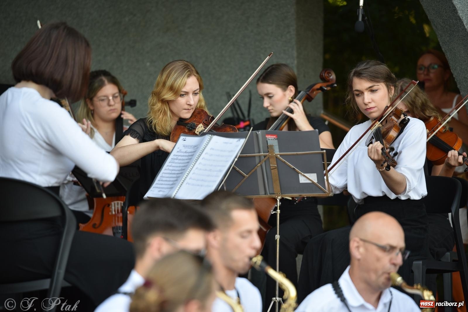 Zdjęcie w galerii na portalu naszraciborz.pl: Kolejny letni koncert RCK w Parku Roth. Muzyka filmowa w orkiestrowym wydaniu wiadomości z regionu