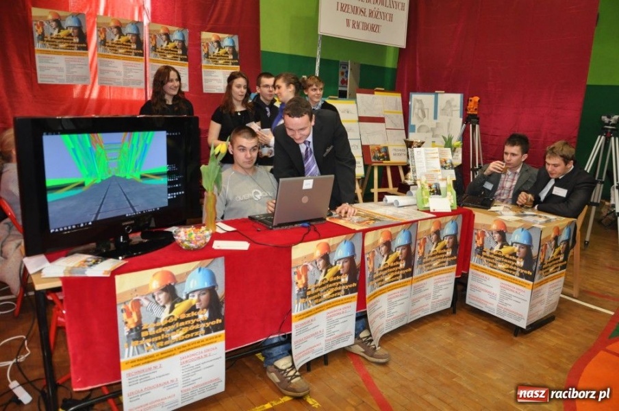 Zdjęcie w galerii na portalu naszraciborz.pl: Szkoły walczą o gimnazjalistów wiadomości z regionu