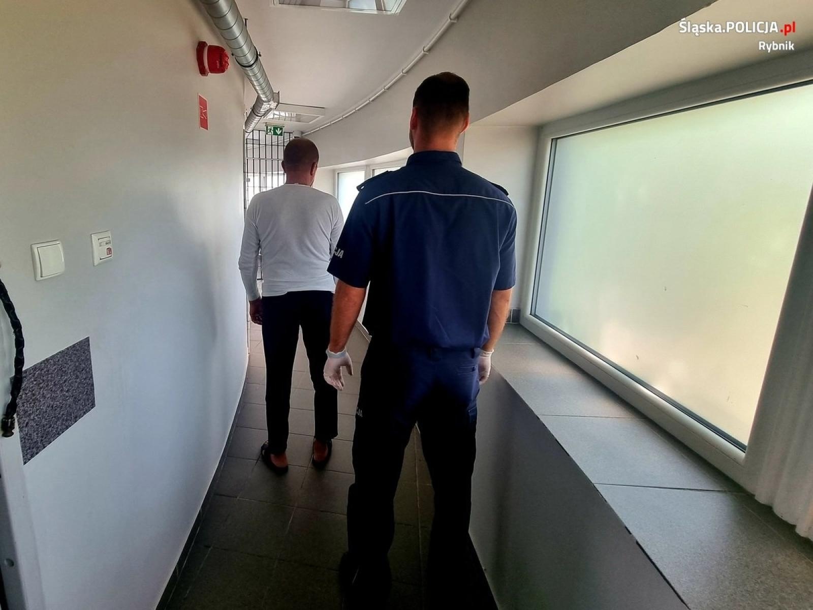 Zdjęcie w galerii na portalu naszraciborz.pl: Policjanci zatrzymali agresywnego 60-latka. Użyli broni wiadomości z regionu