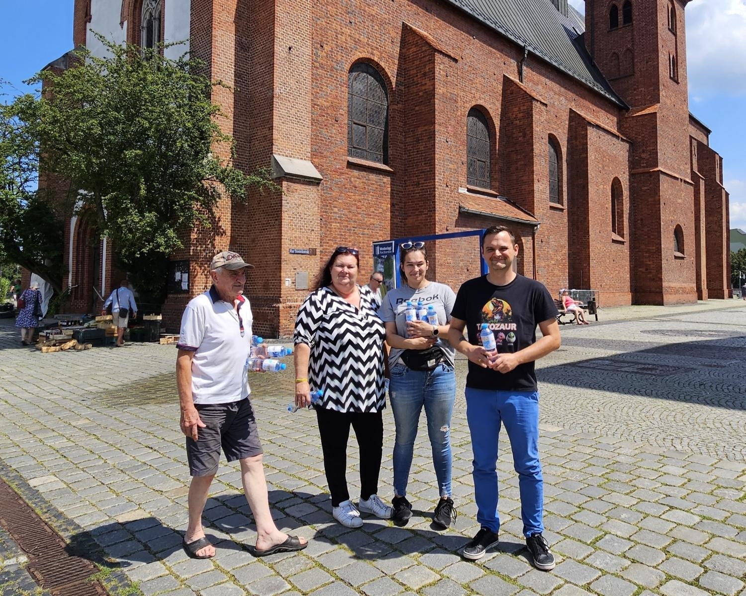 Zdjęcie w galerii na portalu naszraciborz.pl: Polska 2050 Szymona Hołowni radzi raciborzanom: pijcie wodę! wiadomości z regionu