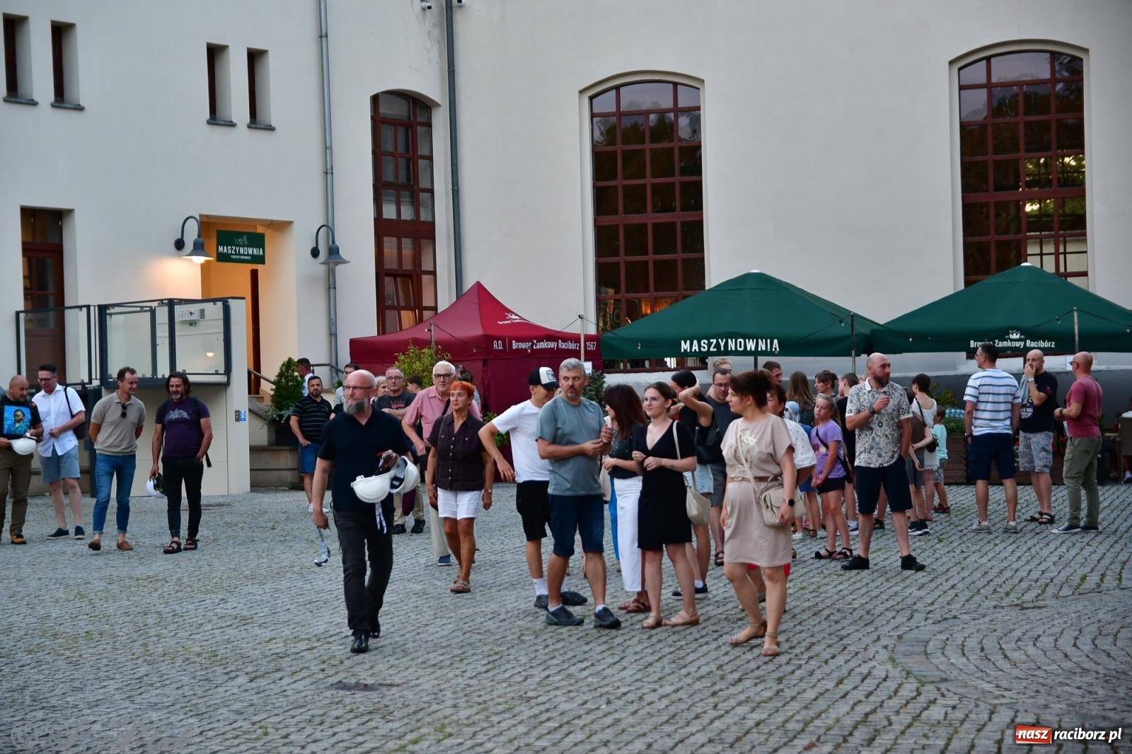 Zdjęcie w galerii na portalu naszraciborz.pl: Nocne zwiedzanie na raciborskim zamku z Królewskim Dzwonem Zygmunta w tle wiadomości z regionu