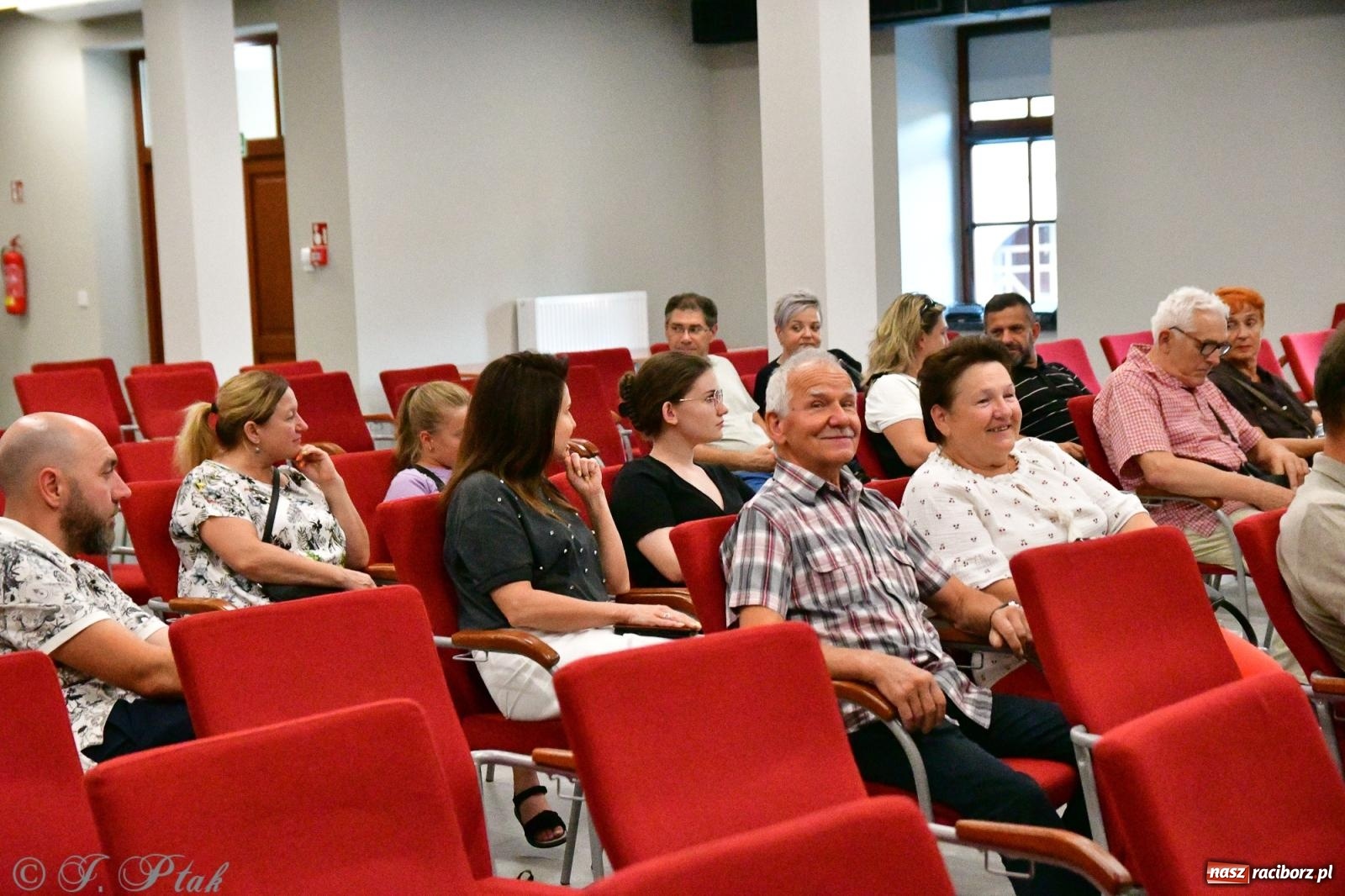 Zdjęcie w galerii na portalu naszraciborz.pl: Nocne zwiedzanie na raciborskim zamku z Królewskim Dzwonem Zygmunta w tle wiadomości z regionu