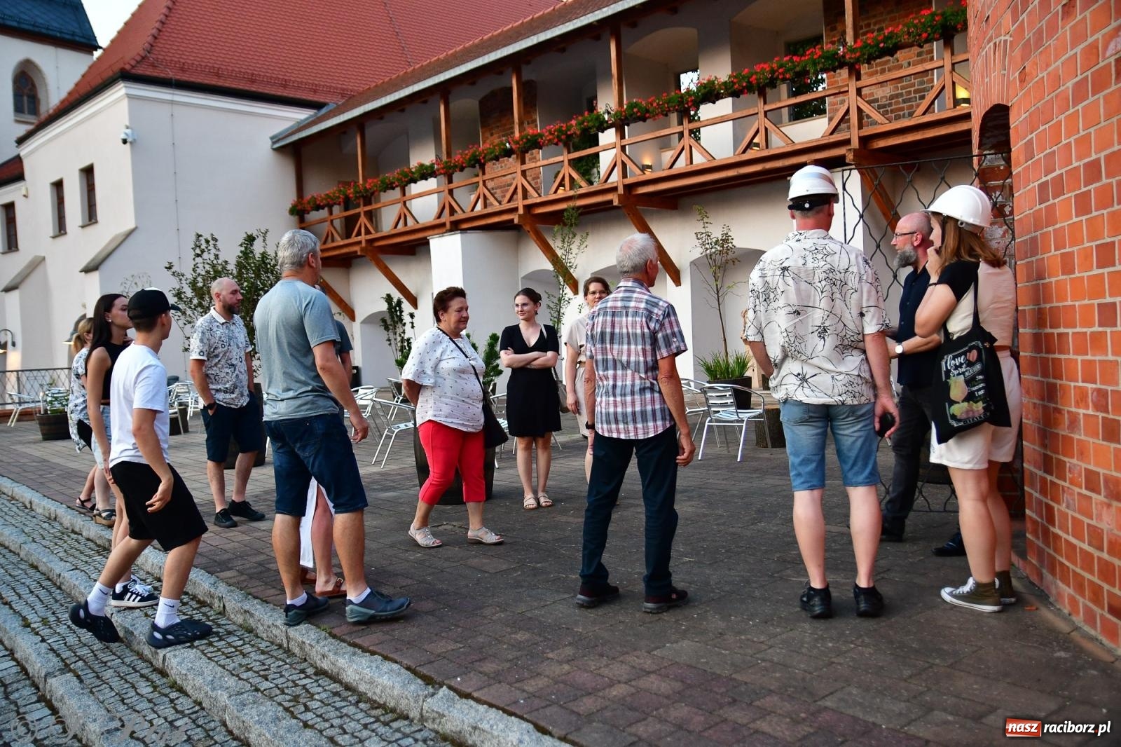 Zdjęcie w galerii na portalu naszraciborz.pl: Nocne zwiedzanie na raciborskim zamku z Królewskim Dzwonem Zygmunta w tle wiadomości z regionu