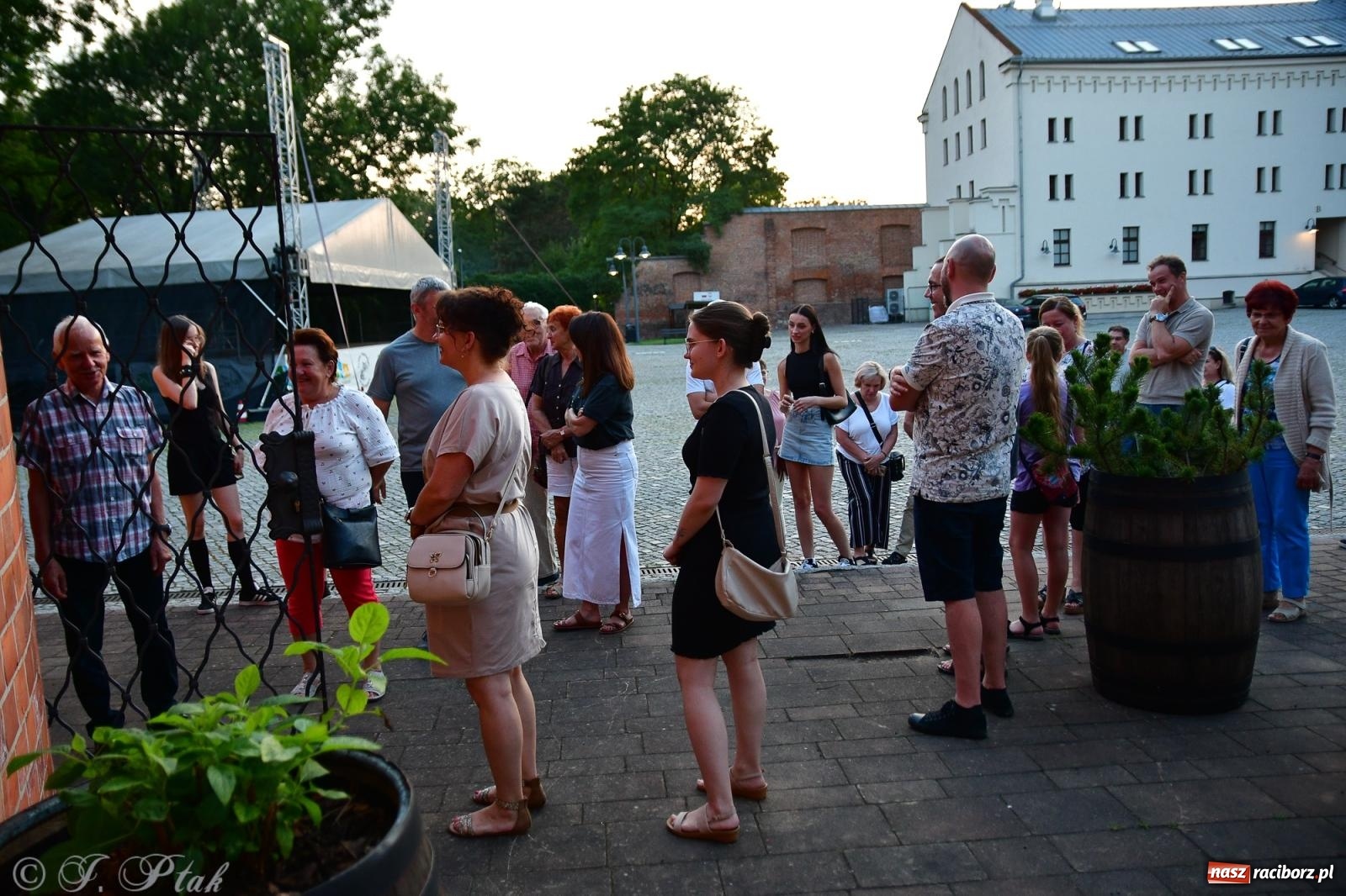 Zdjęcie w galerii na portalu naszraciborz.pl: Nocne zwiedzanie na raciborskim zamku z Królewskim Dzwonem Zygmunta w tle wiadomości z regionu