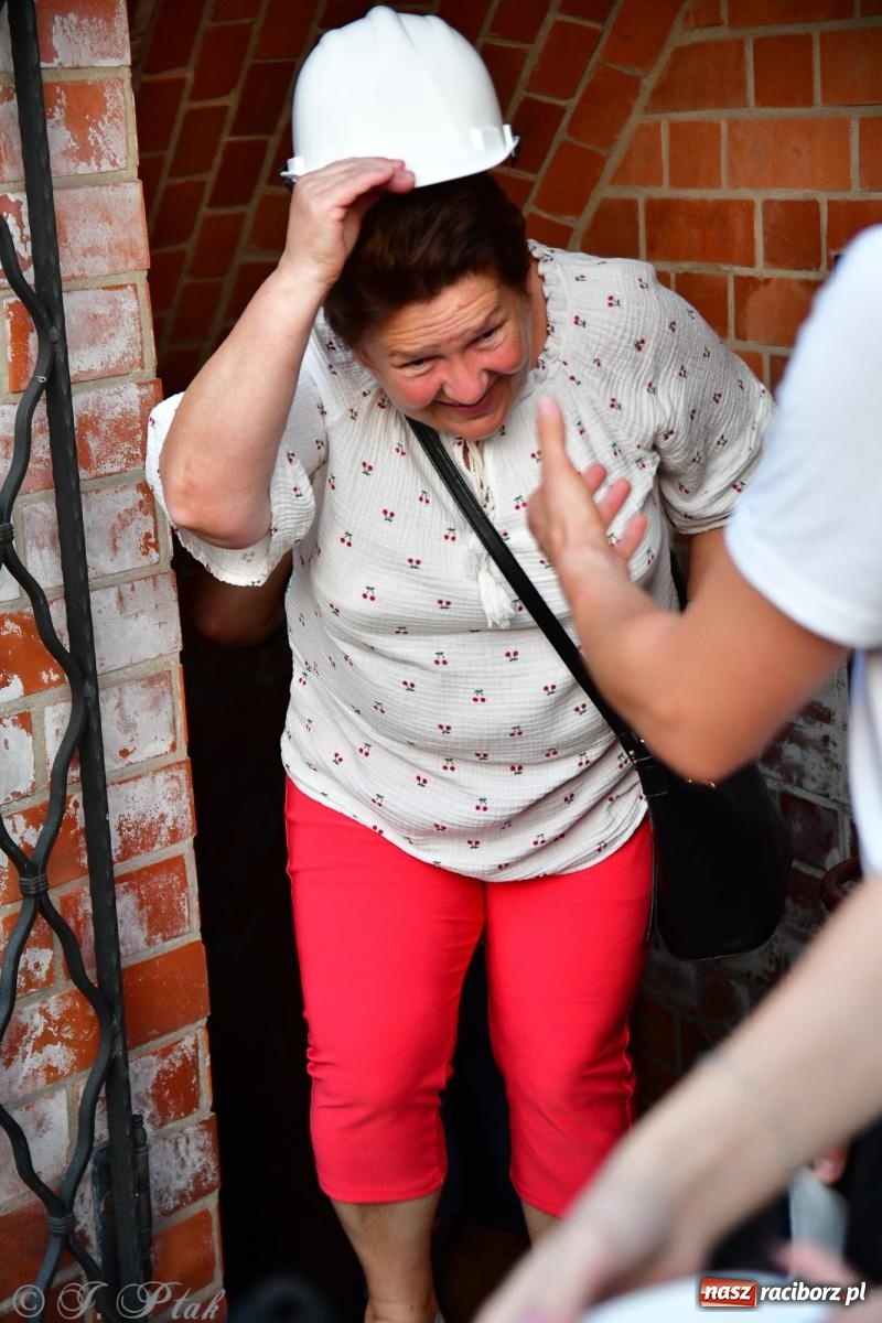 Zdjęcie w galerii na portalu naszraciborz.pl: Nocne zwiedzanie na raciborskim zamku z Królewskim Dzwonem Zygmunta w tle wiadomości z regionu