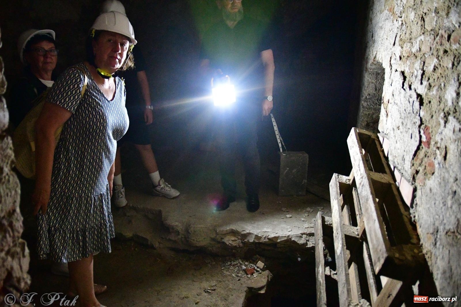 Zdjęcie w galerii na portalu naszraciborz.pl: Nocne zwiedzanie na raciborskim zamku z Królewskim Dzwonem Zygmunta w tle wiadomości z regionu