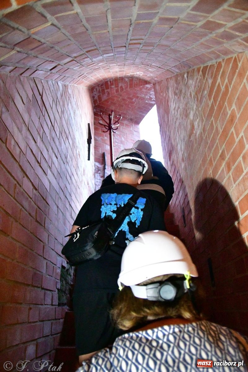 Zdjęcie w galerii na portalu naszraciborz.pl: Nocne zwiedzanie na raciborskim zamku z Królewskim Dzwonem Zygmunta w tle wiadomości z regionu