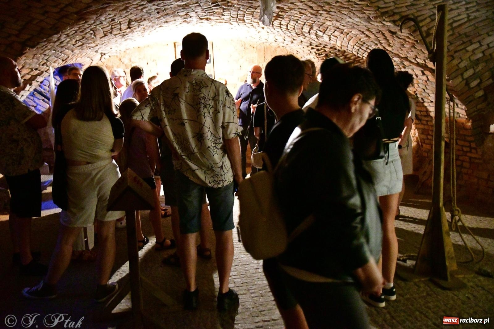 Zdjęcie w galerii na portalu naszraciborz.pl: Nocne zwiedzanie na raciborskim zamku z Królewskim Dzwonem Zygmunta w tle wiadomości z regionu