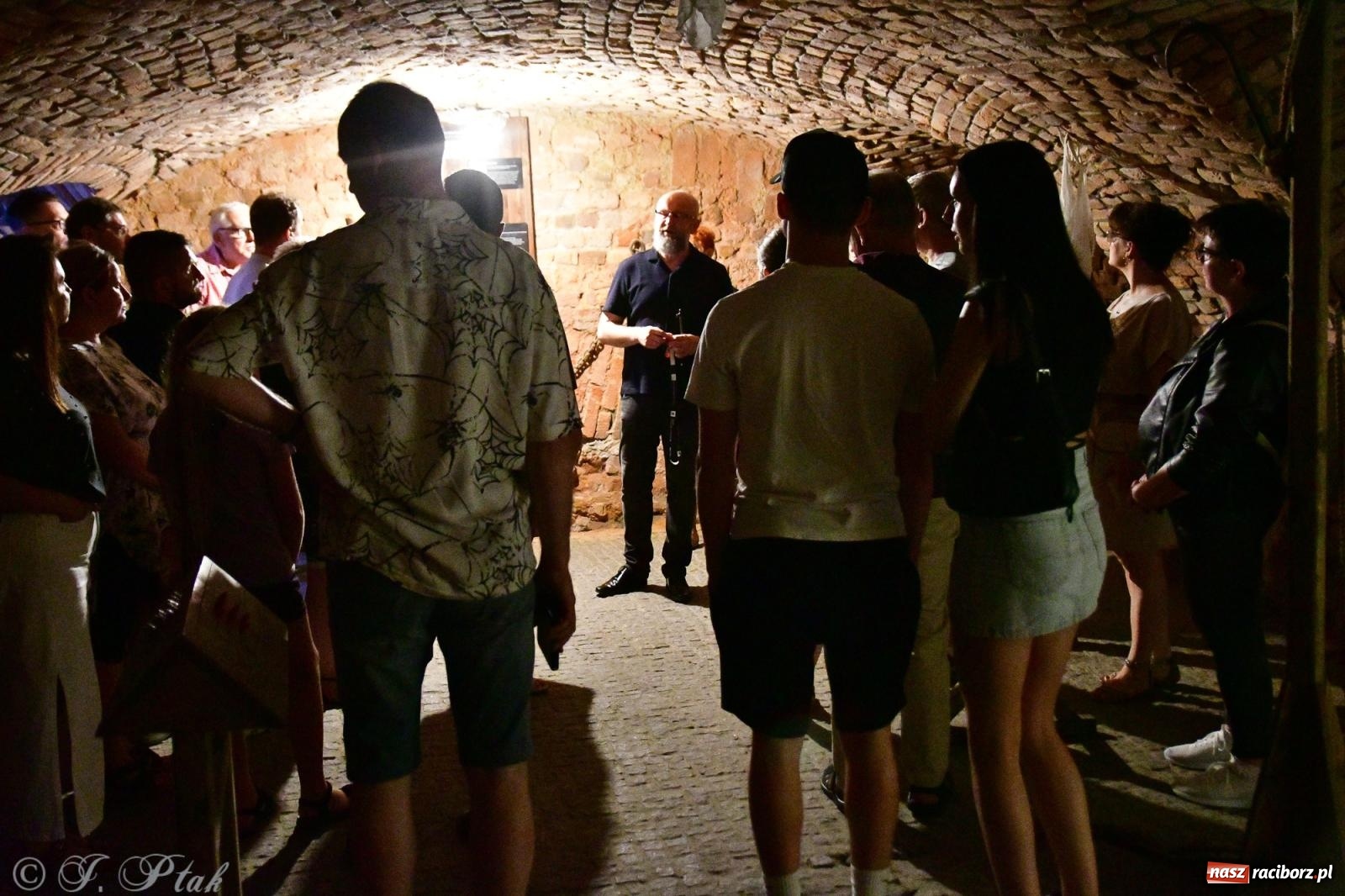 Zdjęcie w galerii na portalu naszraciborz.pl: Nocne zwiedzanie na raciborskim zamku z Królewskim Dzwonem Zygmunta w tle wiadomości z regionu