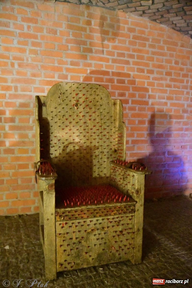 Zdjęcie w galerii na portalu naszraciborz.pl: Nocne zwiedzanie na raciborskim zamku z Królewskim Dzwonem Zygmunta w tle wiadomości z regionu