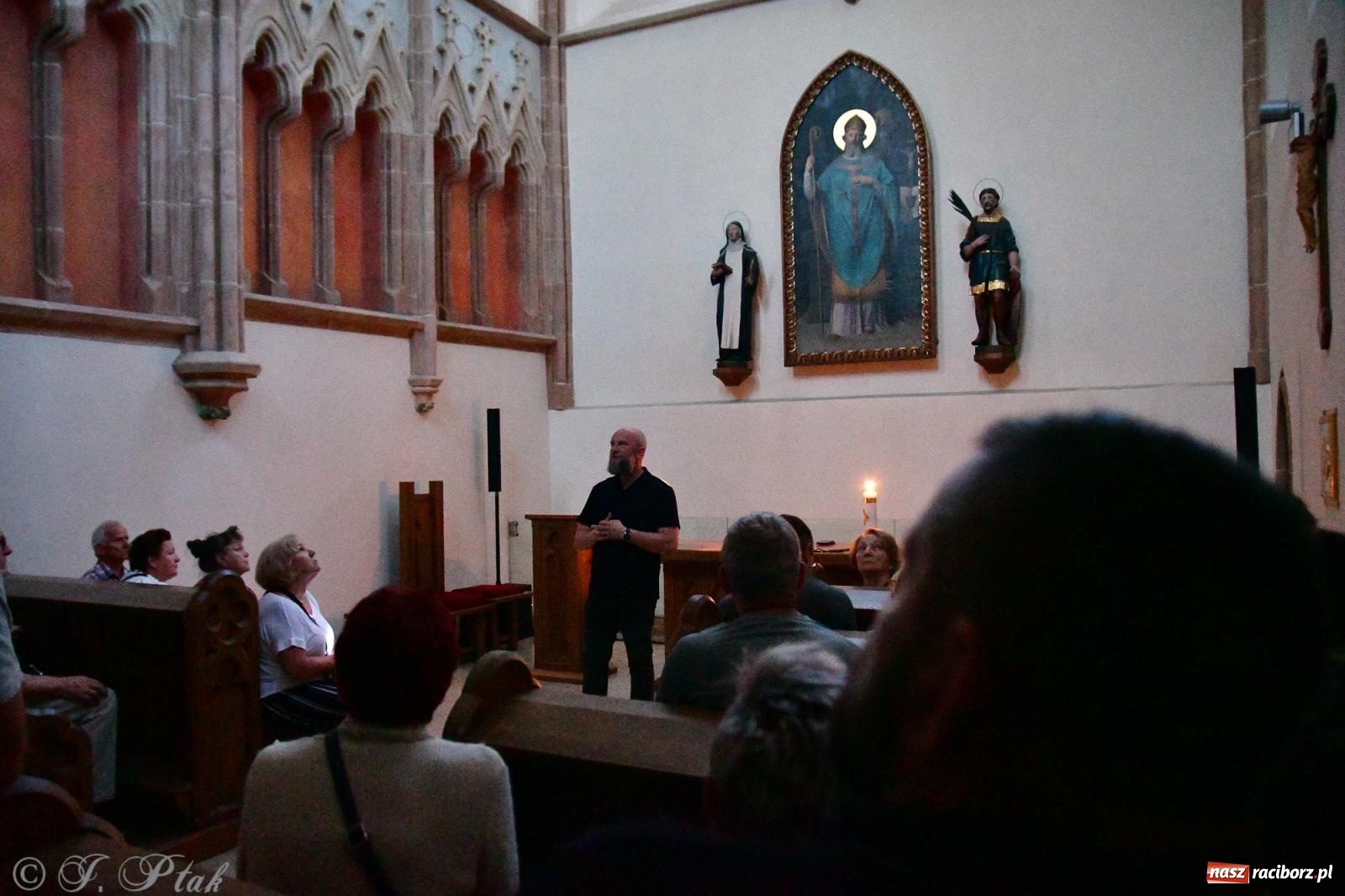 Zdjęcie w galerii na portalu naszraciborz.pl: Nocne zwiedzanie na raciborskim zamku z Królewskim Dzwonem Zygmunta w tle wiadomości z regionu