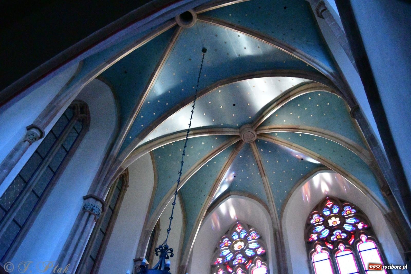 Zdjęcie w galerii na portalu naszraciborz.pl: Nocne zwiedzanie na raciborskim zamku z Królewskim Dzwonem Zygmunta w tle wiadomości z regionu