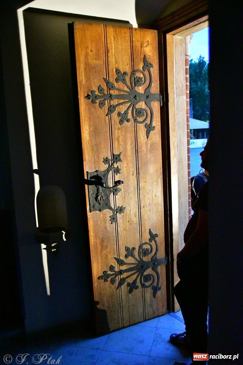 Zdjęcie w galerii na portalu naszraciborz.pl: Nocne zwiedzanie na raciborskim zamku z Królewskim Dzwonem Zygmunta w tle wiadomości z regionu