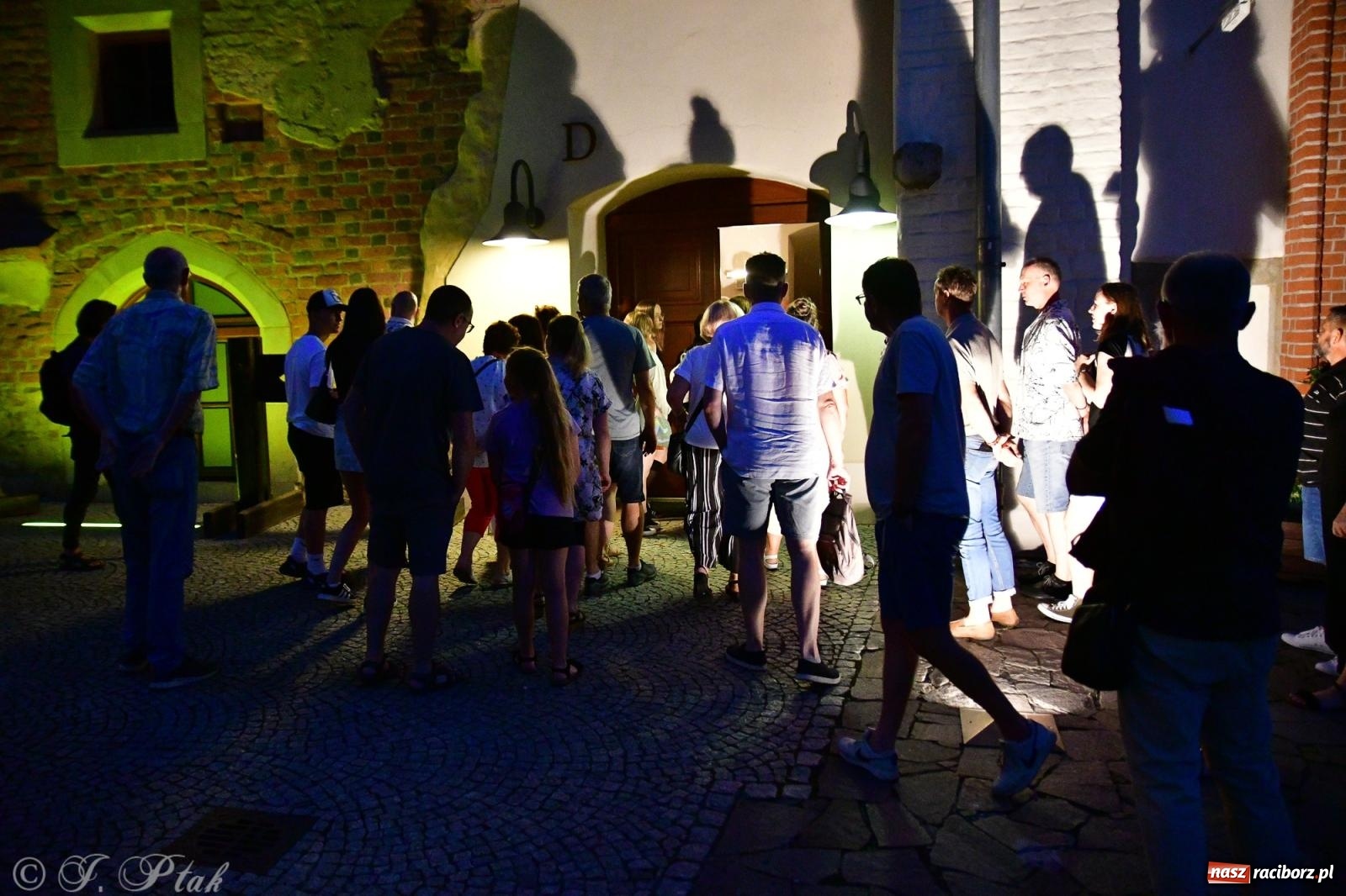 Zdjęcie w galerii na portalu naszraciborz.pl: Nocne zwiedzanie na raciborskim zamku z Królewskim Dzwonem Zygmunta w tle wiadomości z regionu